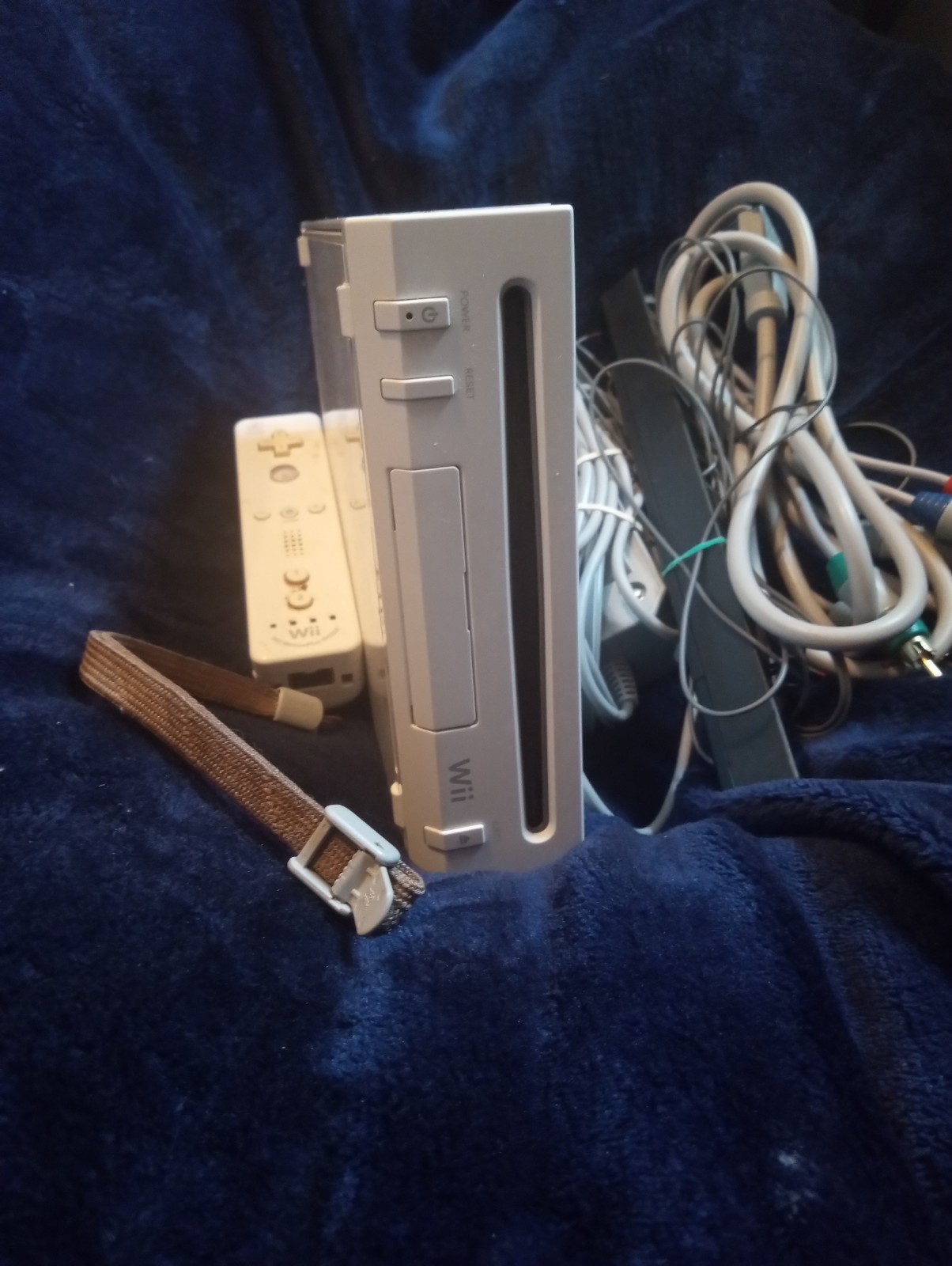 Nintendo Wii White Console with Controllers, Cables, Motion Control, RCA
