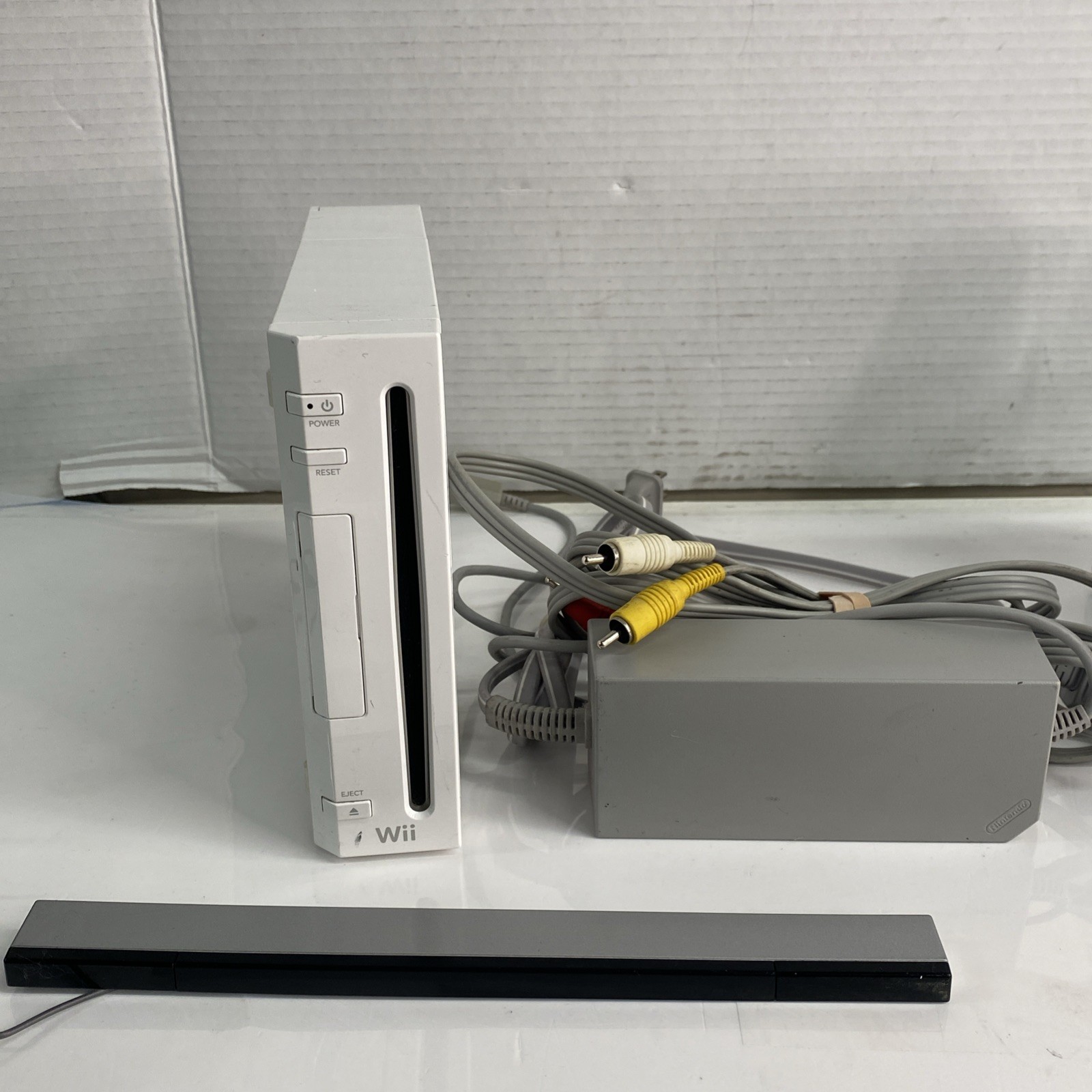 Nintendo Wii White Console Only with Cables and Sensor Bar + Remotes