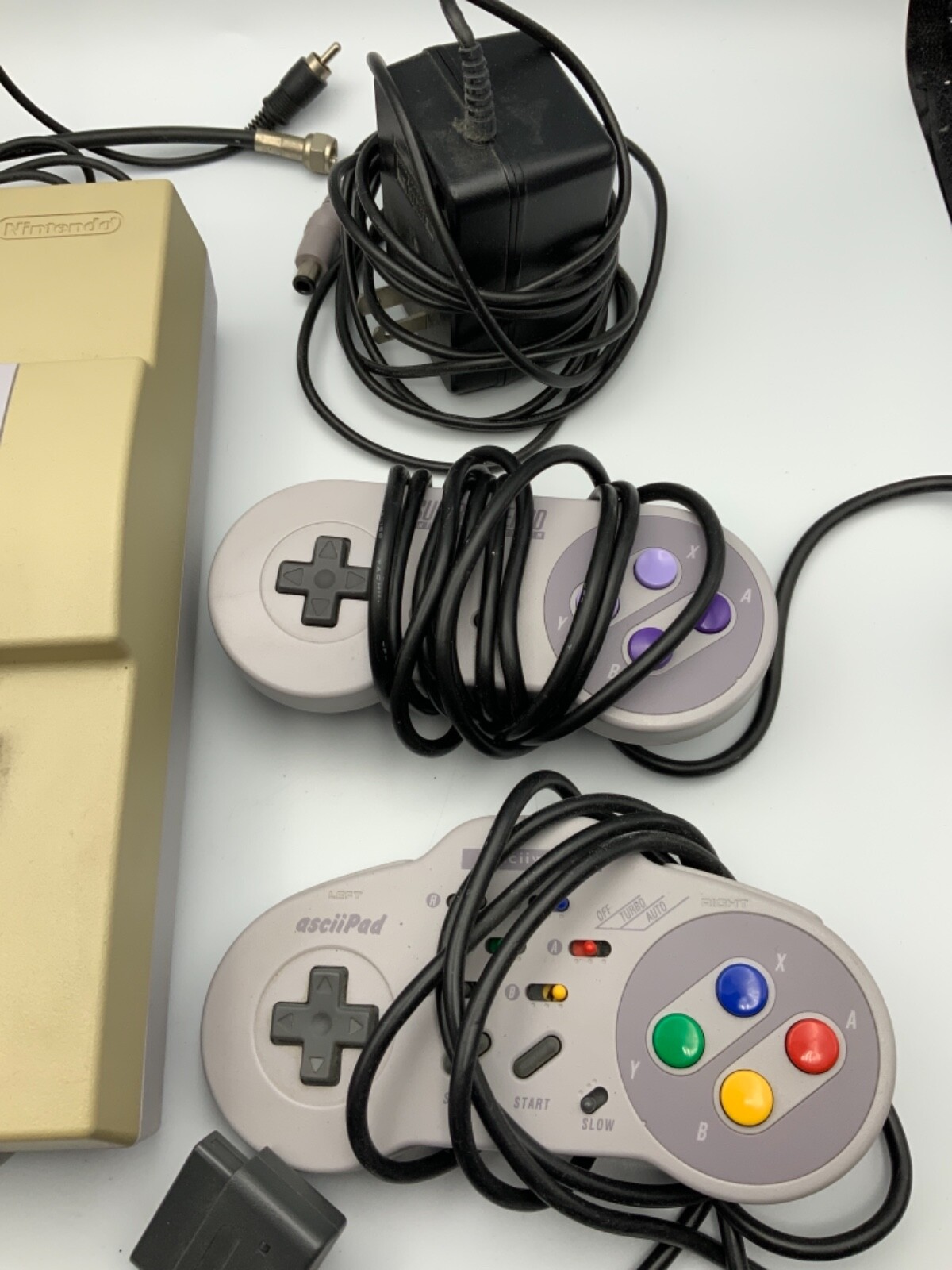 Super Nintendo Entertainment System: Console 2 Controllers OEM With Cables