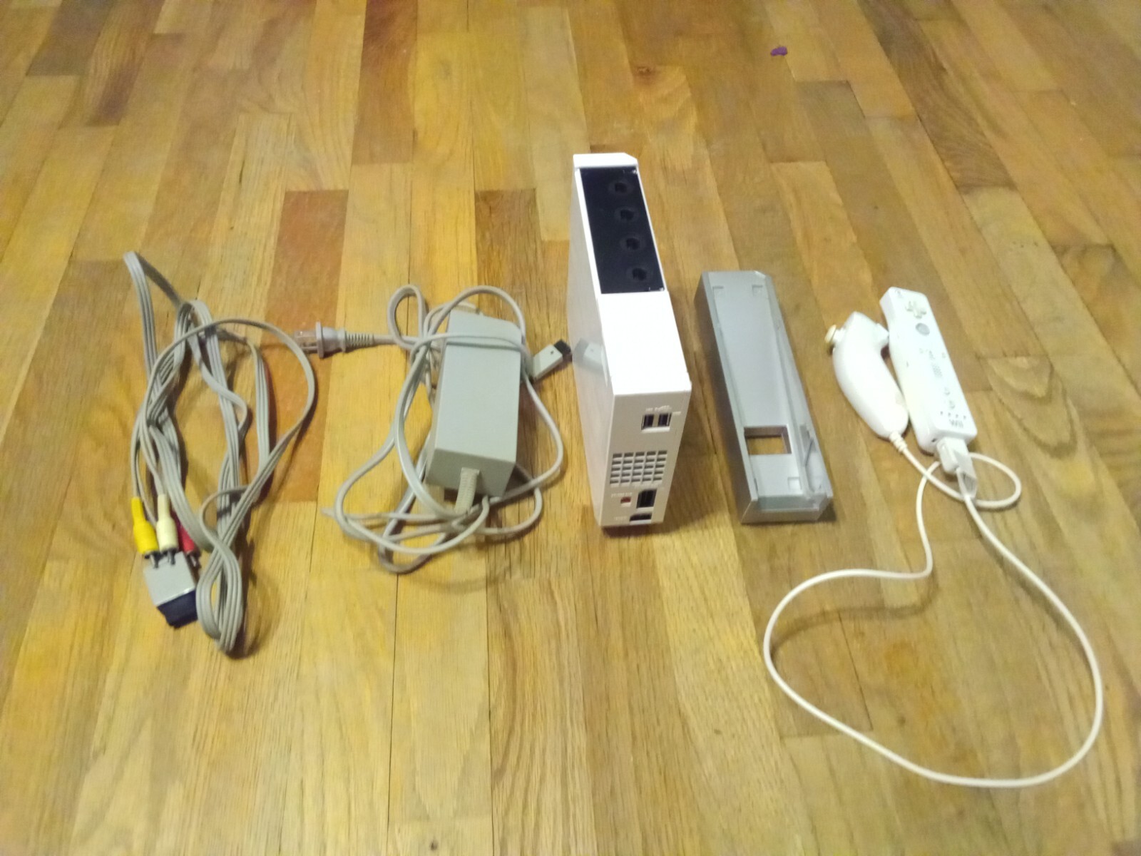 Nintendo Wii Console Bundle w/1 Remote + Chuk, White, Cords, NO ANTENNA