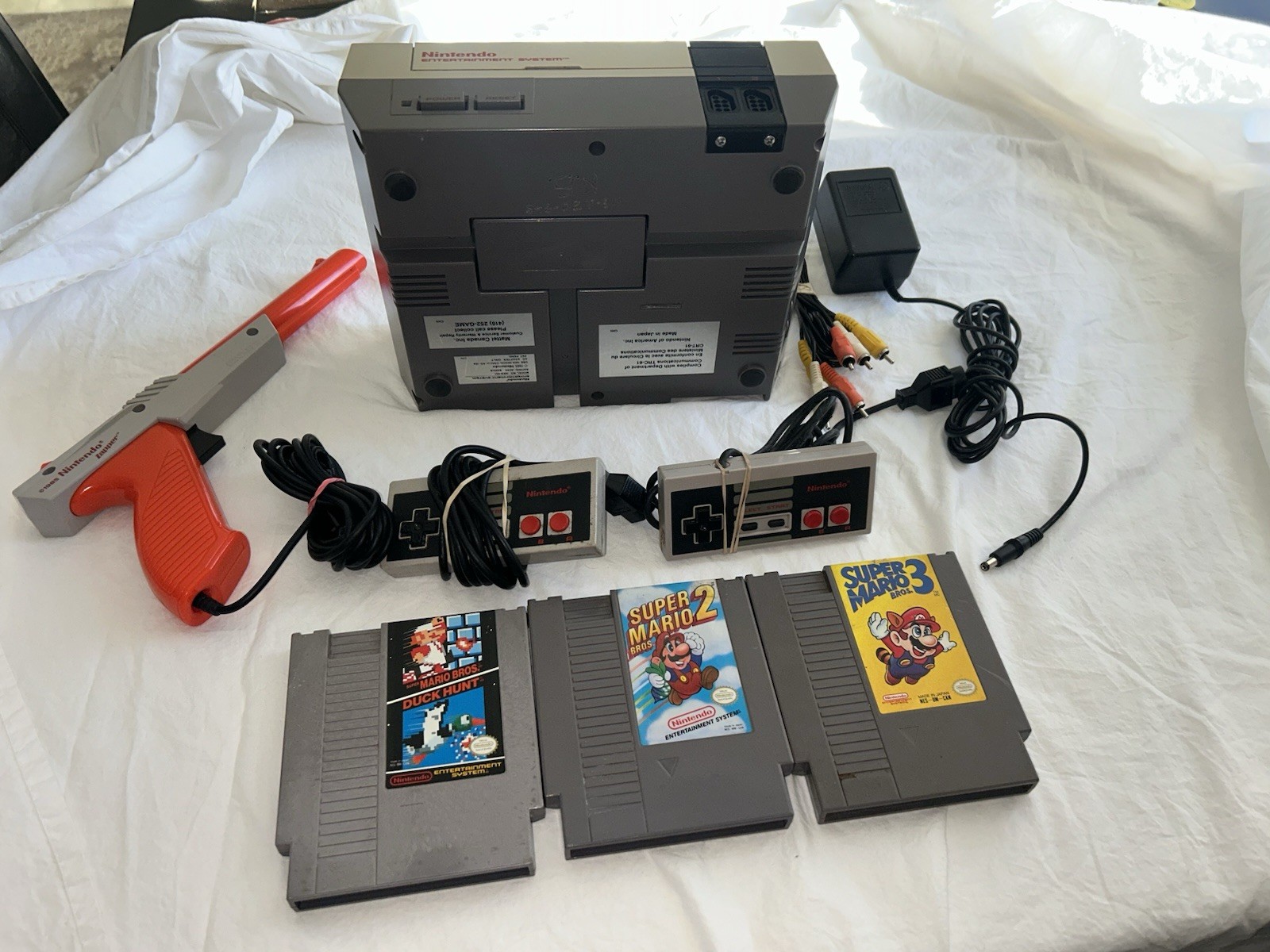 NES Console Bundle Super Mario Bros. 1,2,3 and 2 Controllers. Zapper Tested