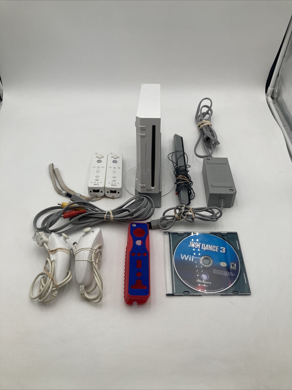 Nintendo Wii RVL-001 Console w 2 Controllers, 2 Nunchucks & 1 Game Tested Works