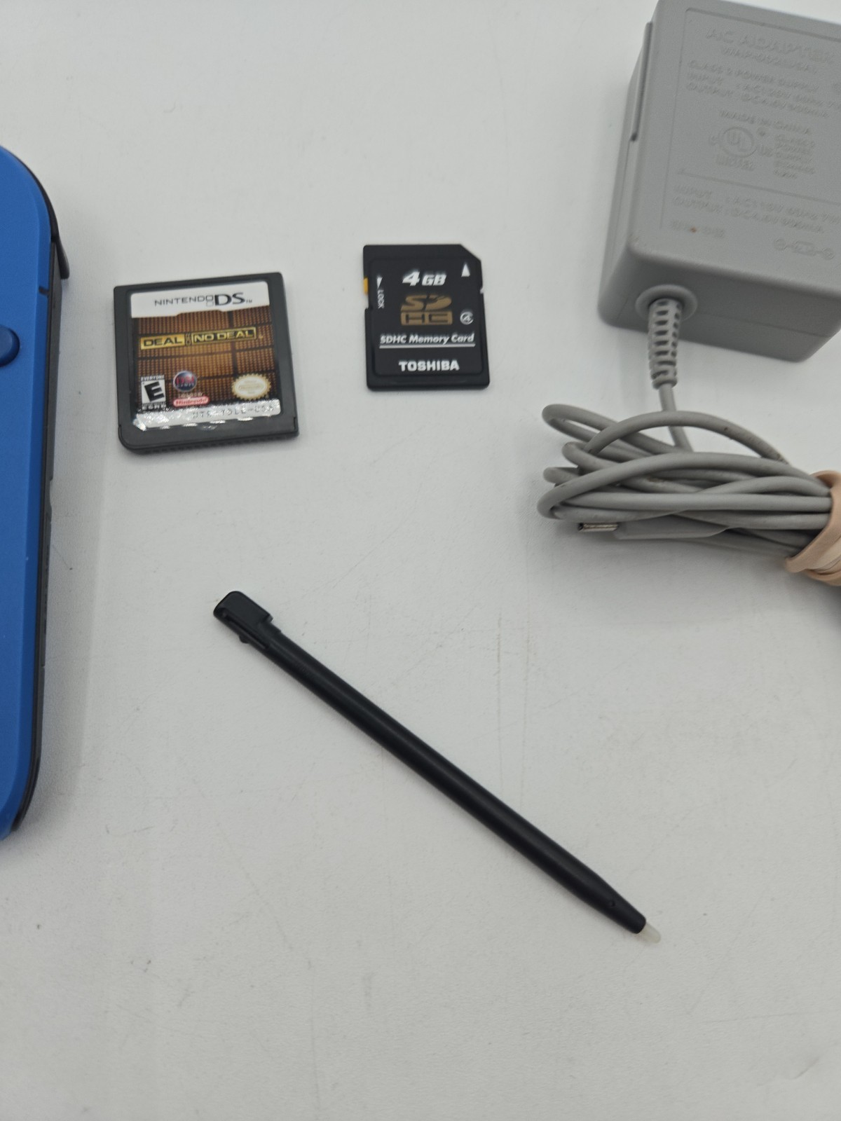 Nintendo Nintendo 2DS Handheld System Blue Console Charger Game Sd Excellent