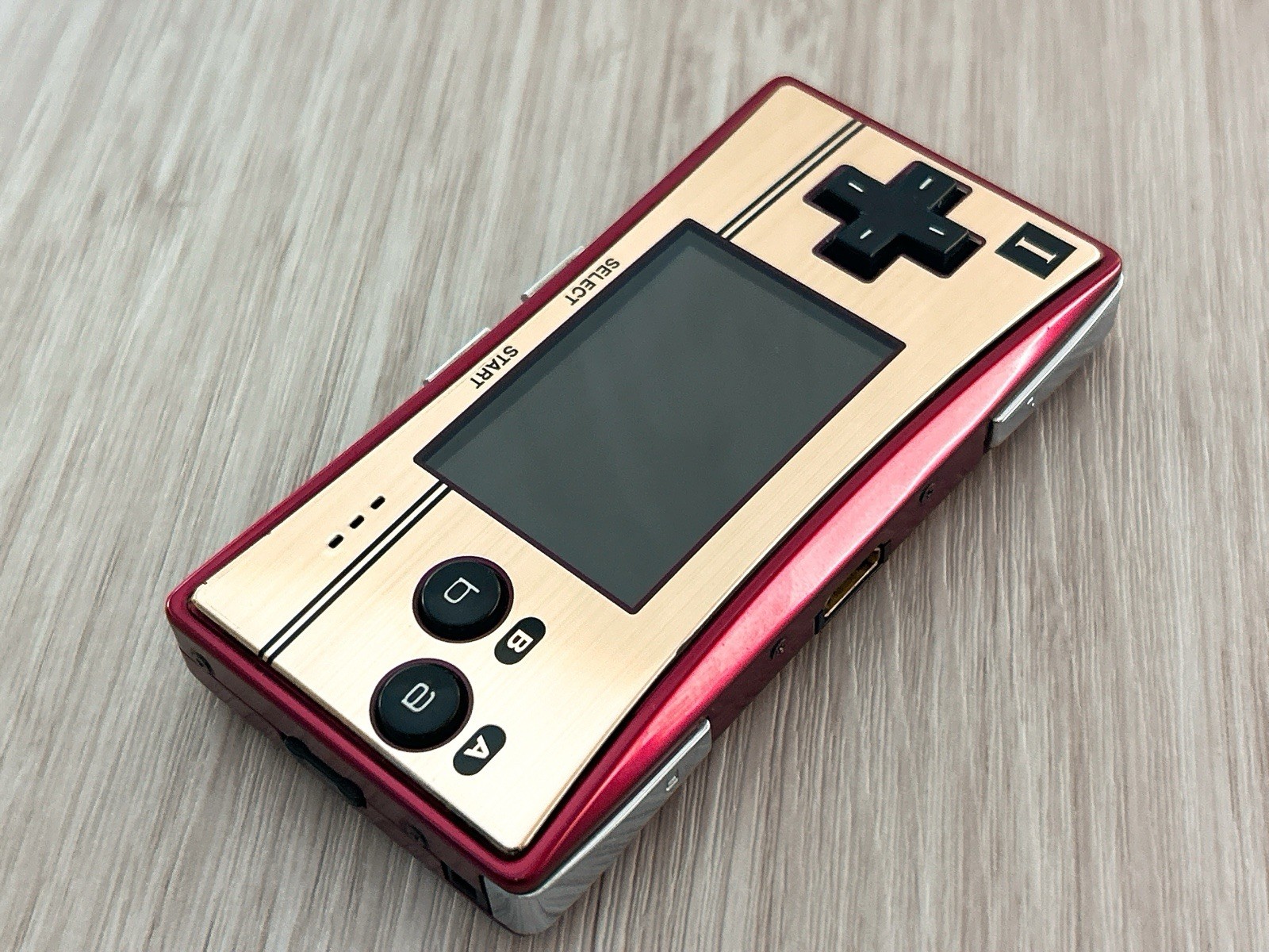 Nintendo GameBoy Micro 20th Anniversary Edition Famicom w/ Charger – Excellent