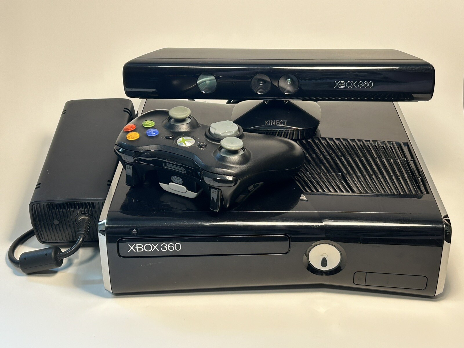 Xbox 360 S Slim 250GB Glossy Black Kinect Bundle, Tested Good – SEE PICS/DESCR