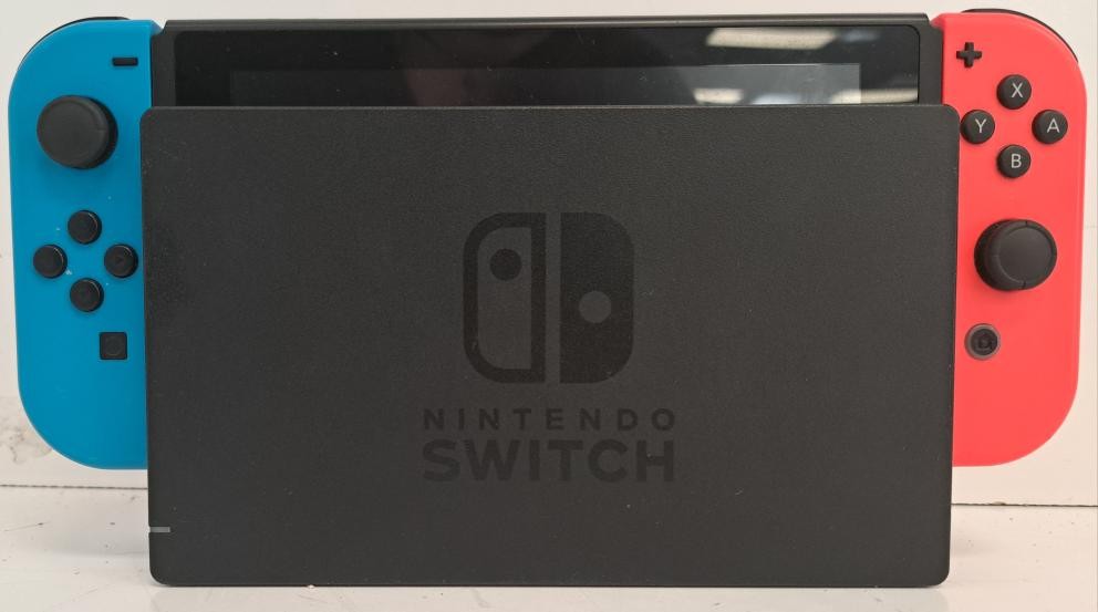 NINTENDO SWITCH W/ DOCK & CORD IN GOOD CONDITION AS PICTURED TESTED (P10023547)