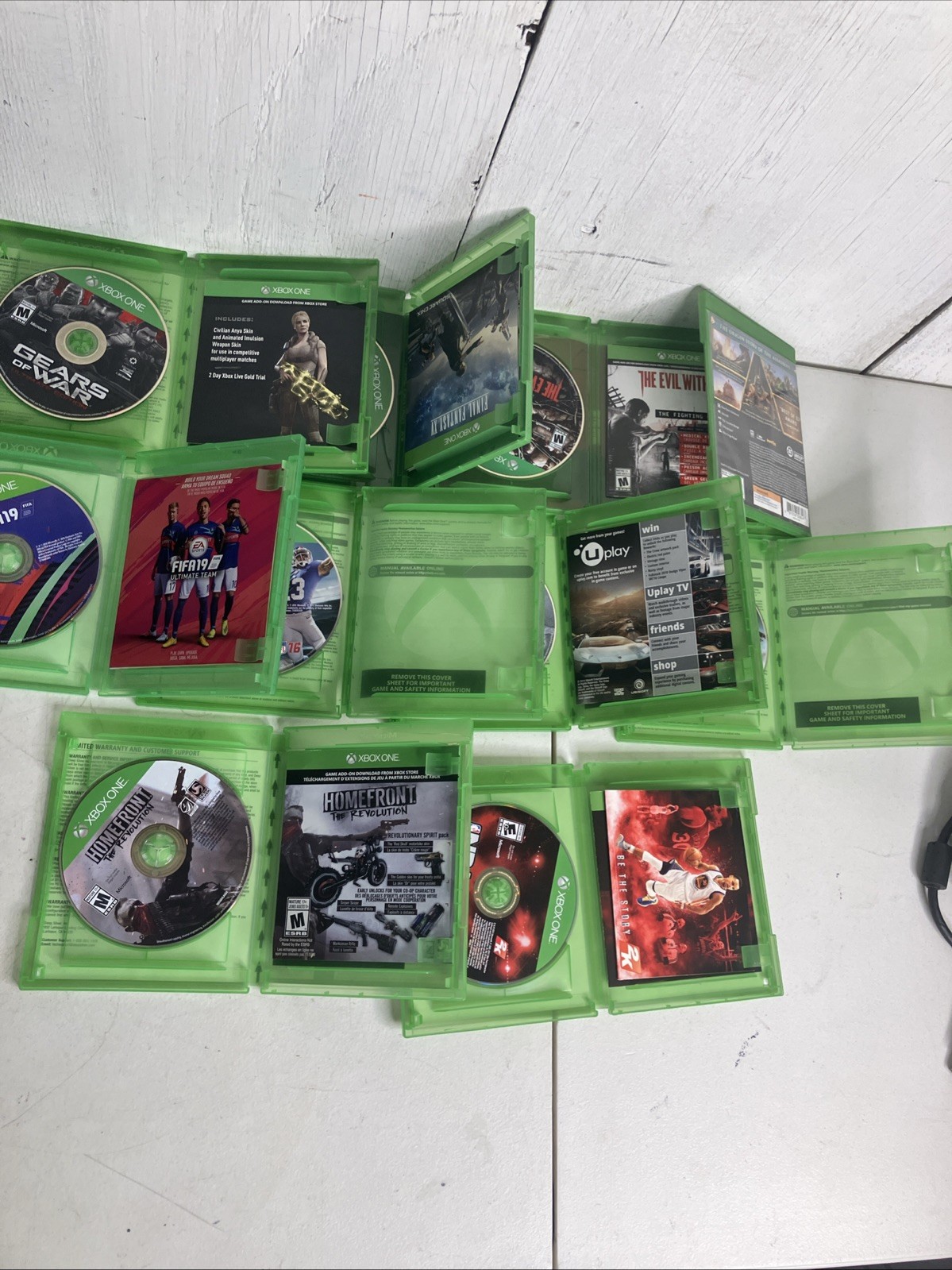 Microsoft XBOX ONE 1540 Console Bundle – 500GB Black Kinect 10 Games Gears O War