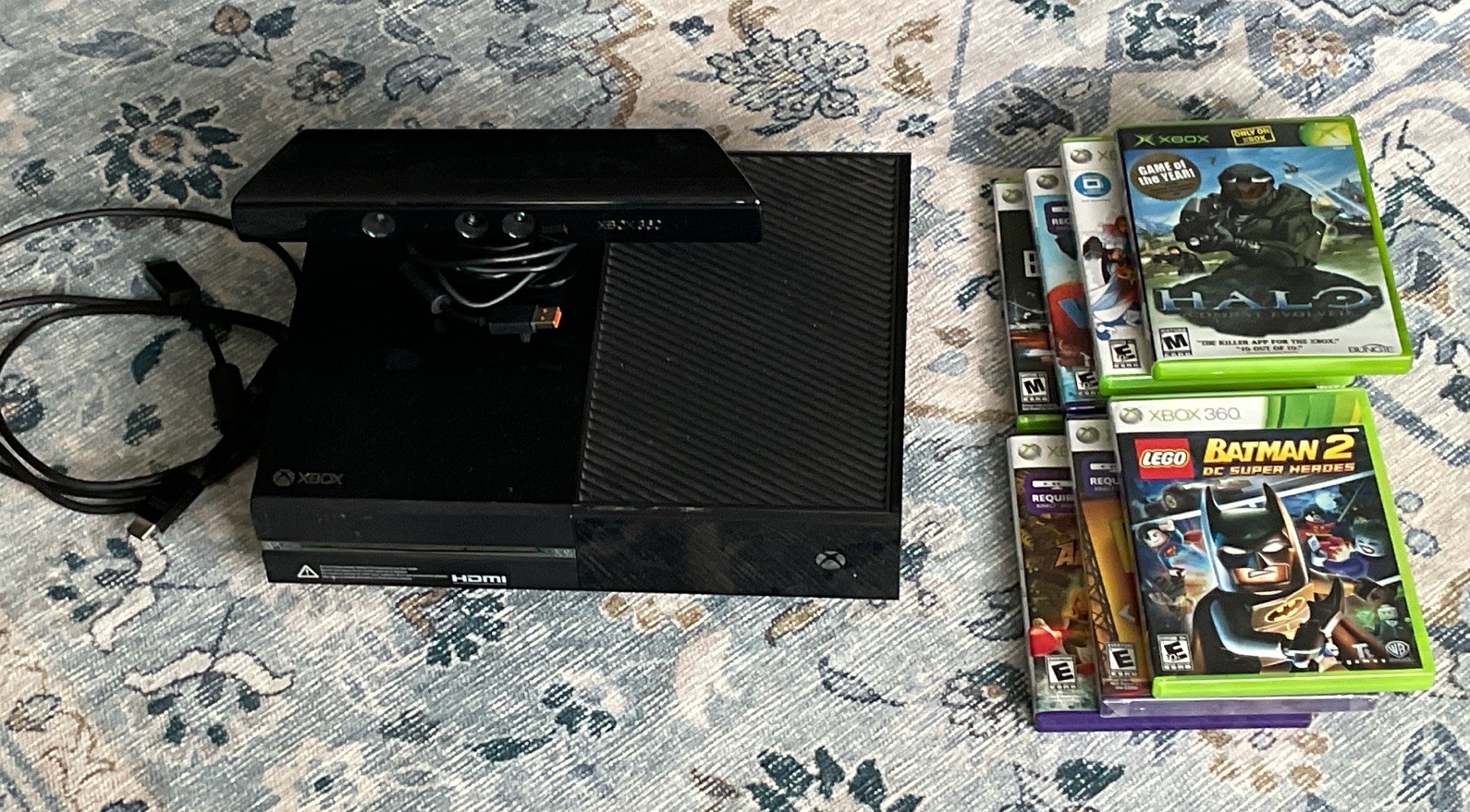 Xbox One Console w Kinect sensor, HDMI, Wi‑Fi & 7 Games, power bank and working.