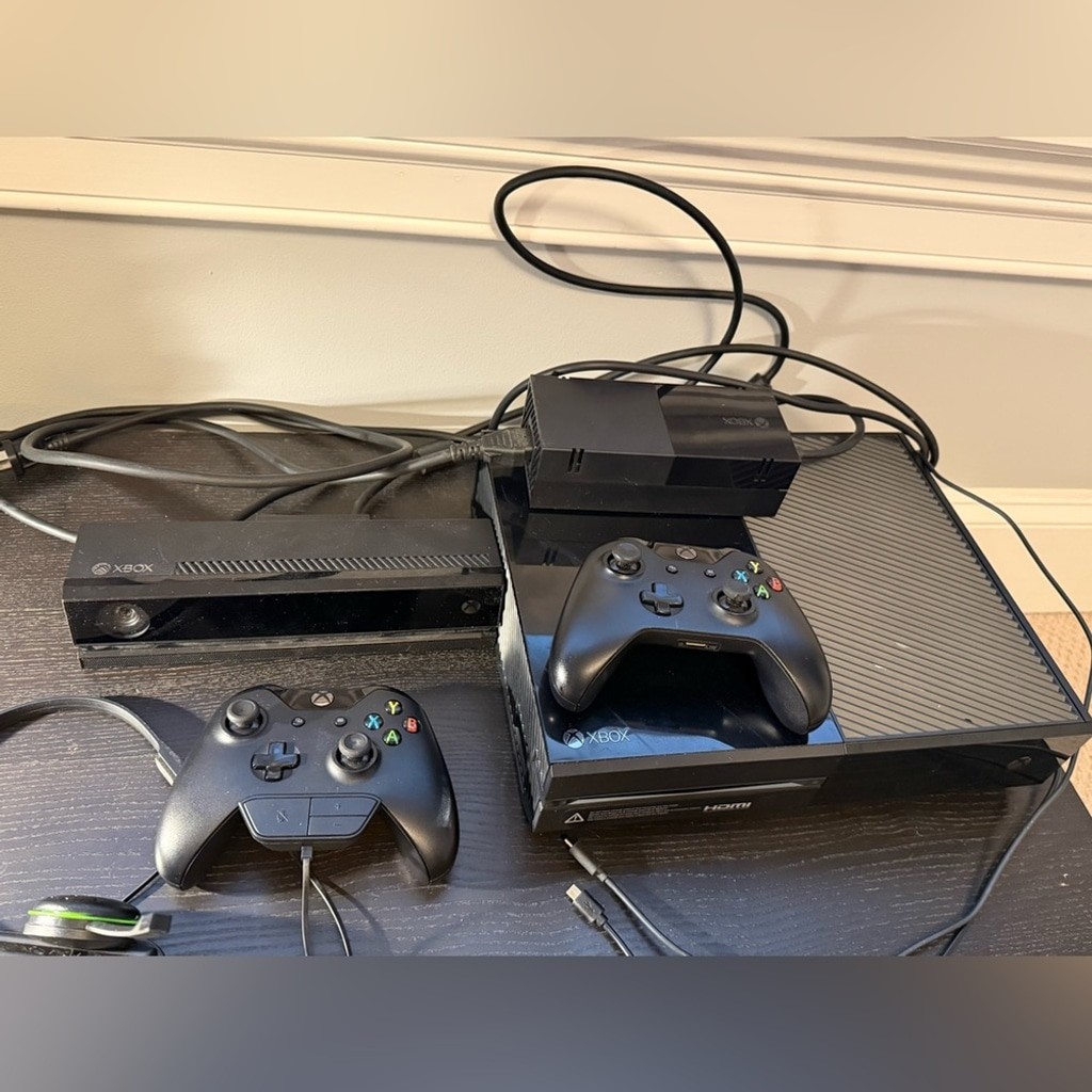 Xbox One 365 GB Console, Kinect, Controllers, Headset, Power Supply, Games