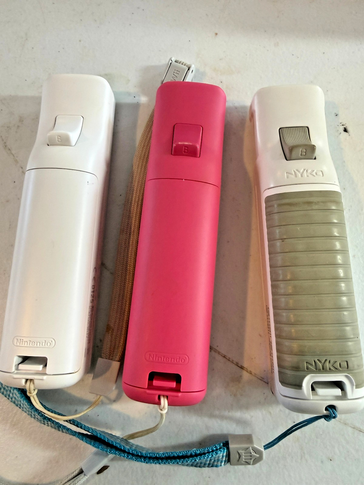 ( BUNDLE ) Nintendo Wii Console w/ 5 Games, 3 controllers, 2 nunchucks