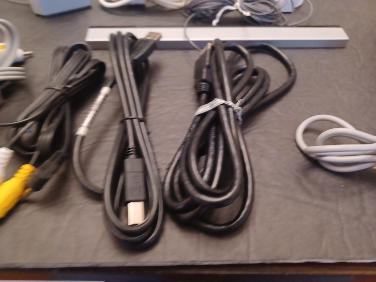 Wii Console RVL 001 W/2 Controllers/2-Nunchucks/BAR/Books TESTED & WORKING