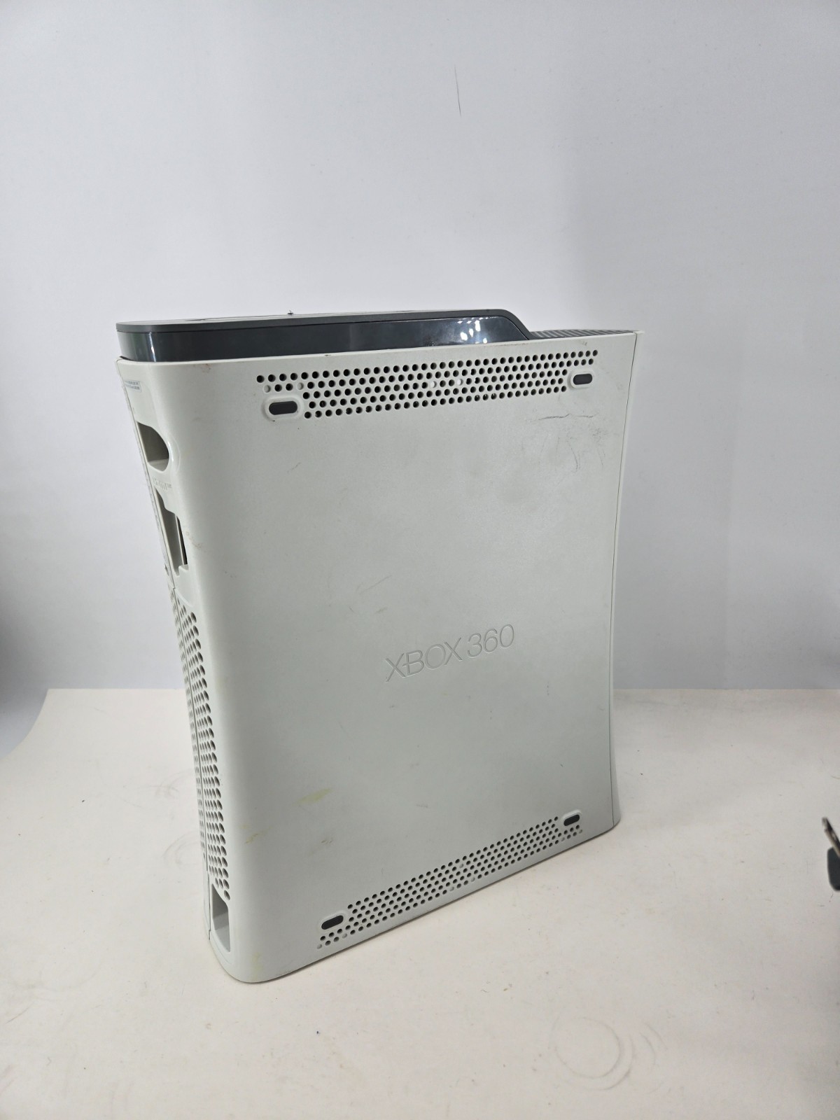 Microsoft Xbox 360 Console with 60GB HDD & Cords – Doesn’t read discs