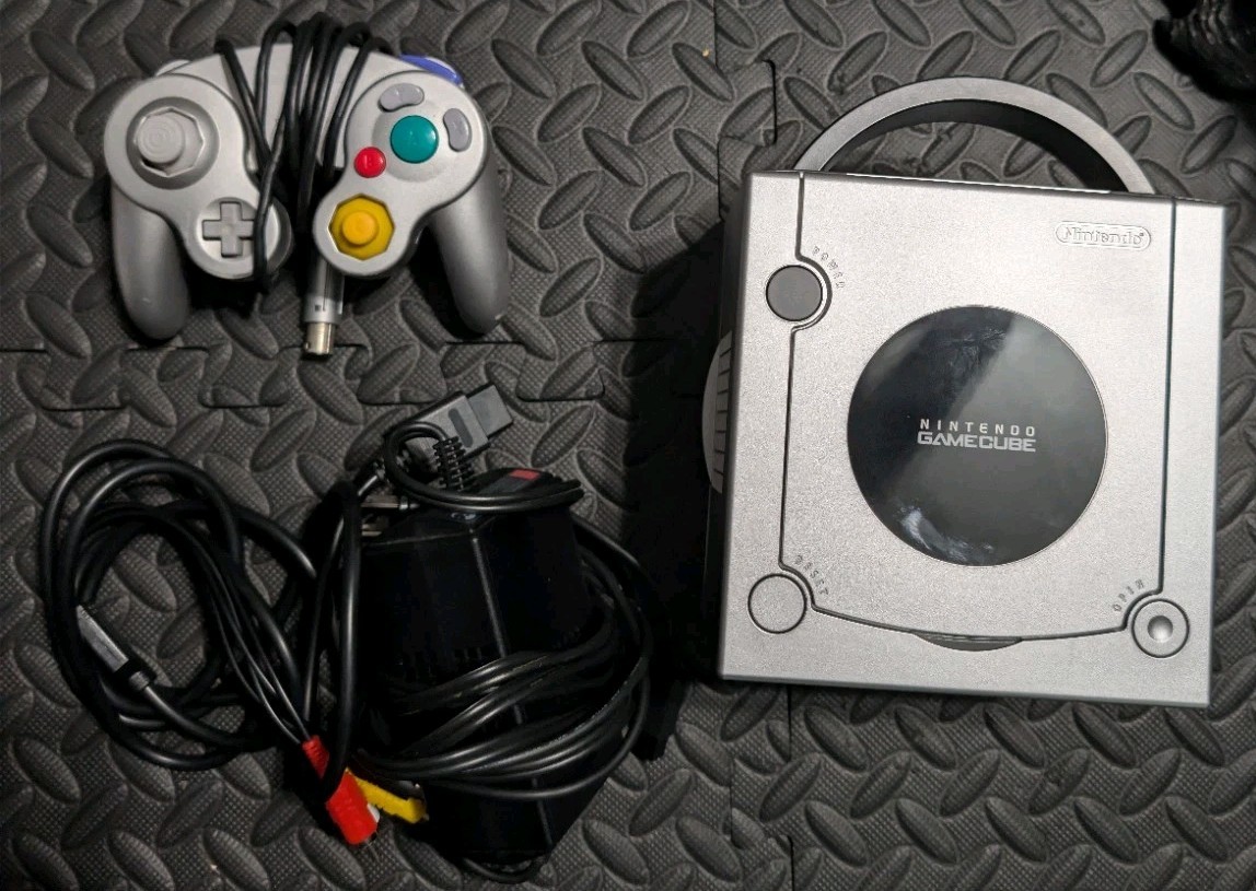 Silver Nintendo Gamecube Console DOL-001 Plus Controller NTSC-U/C
