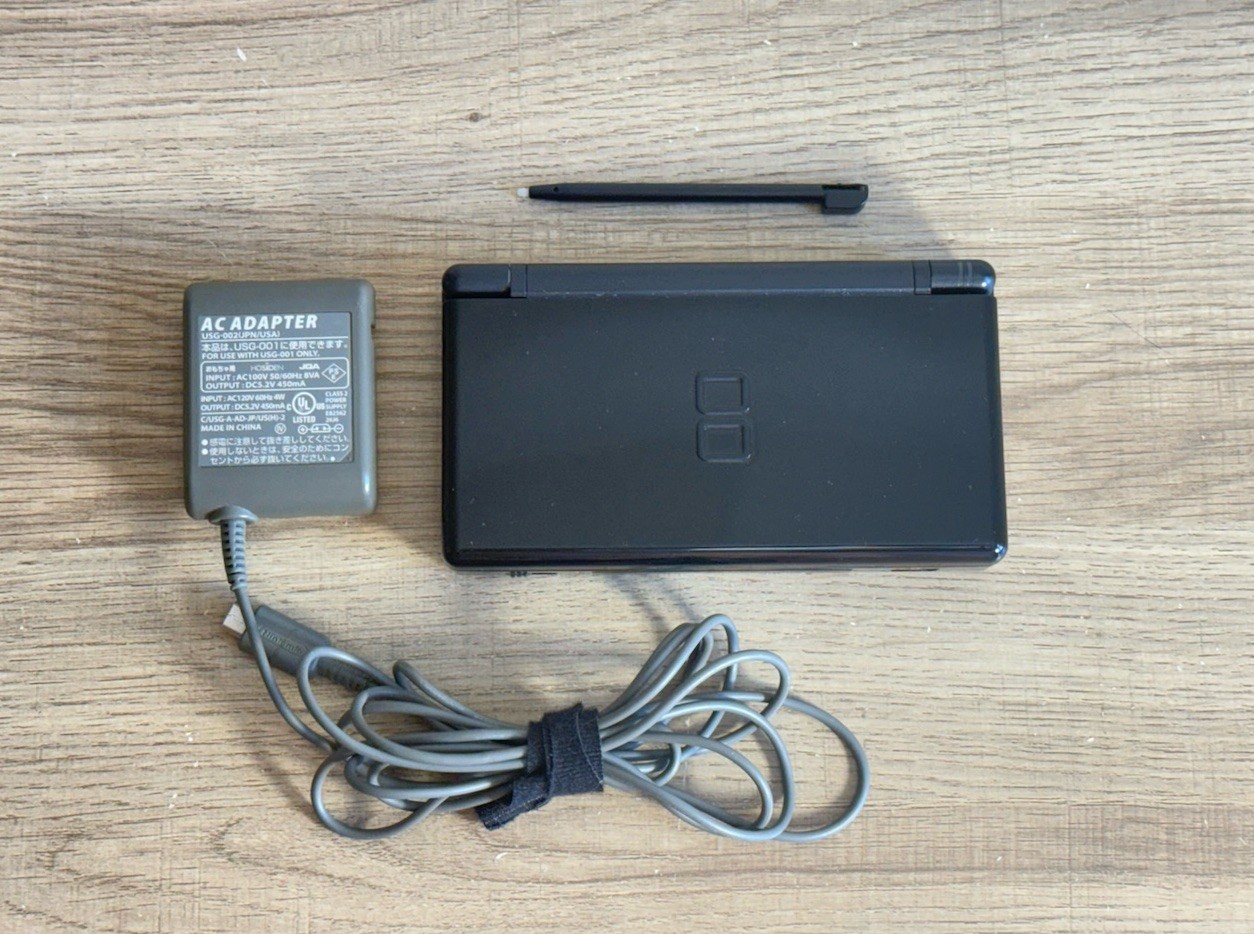Nintendo DS Lite Black Console Excellent Condition Working w/Charger & Stylus