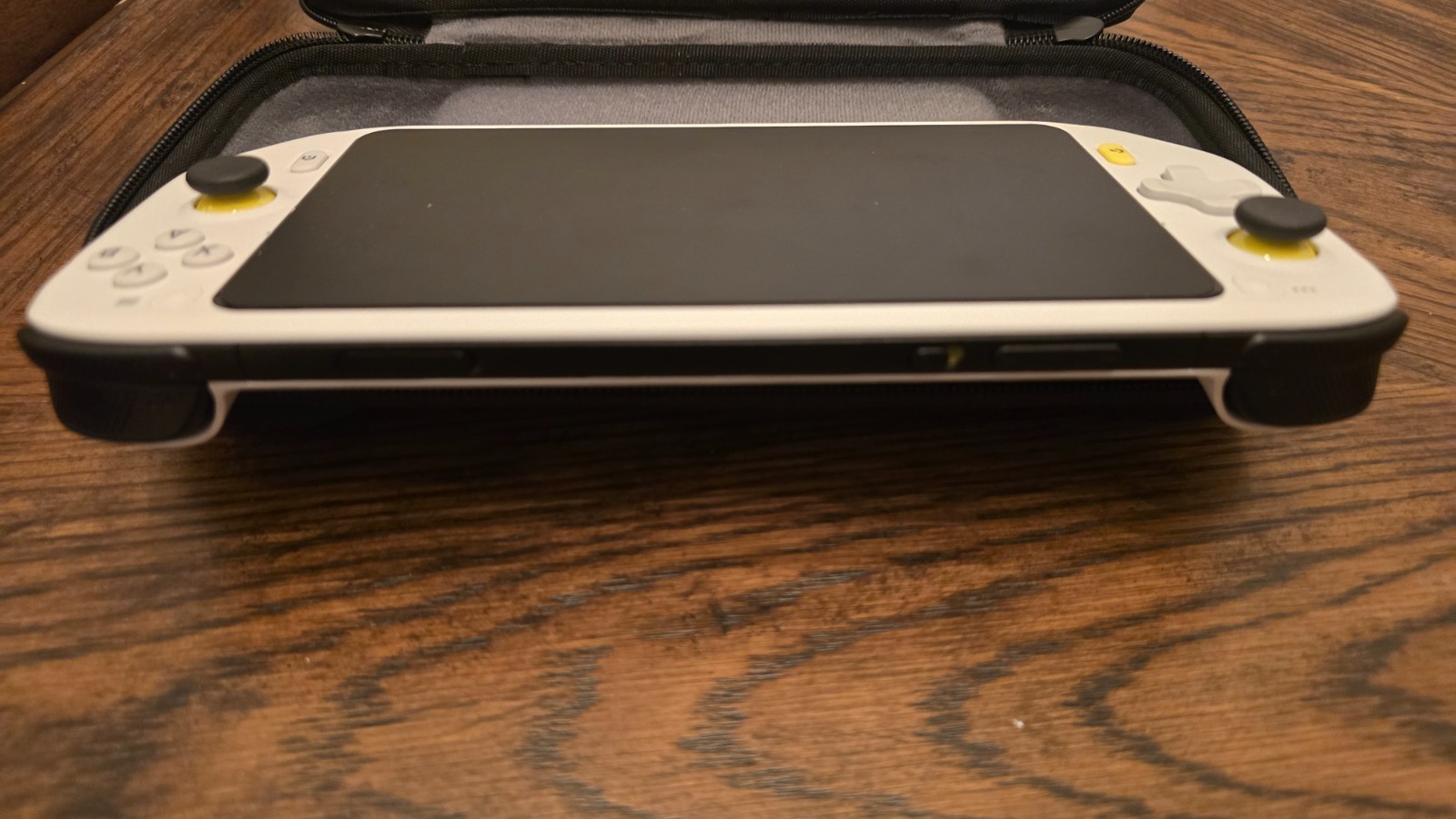 Logitech G Cloud Handheld Console White 64GB w/ Case – Excellent – CHARITY