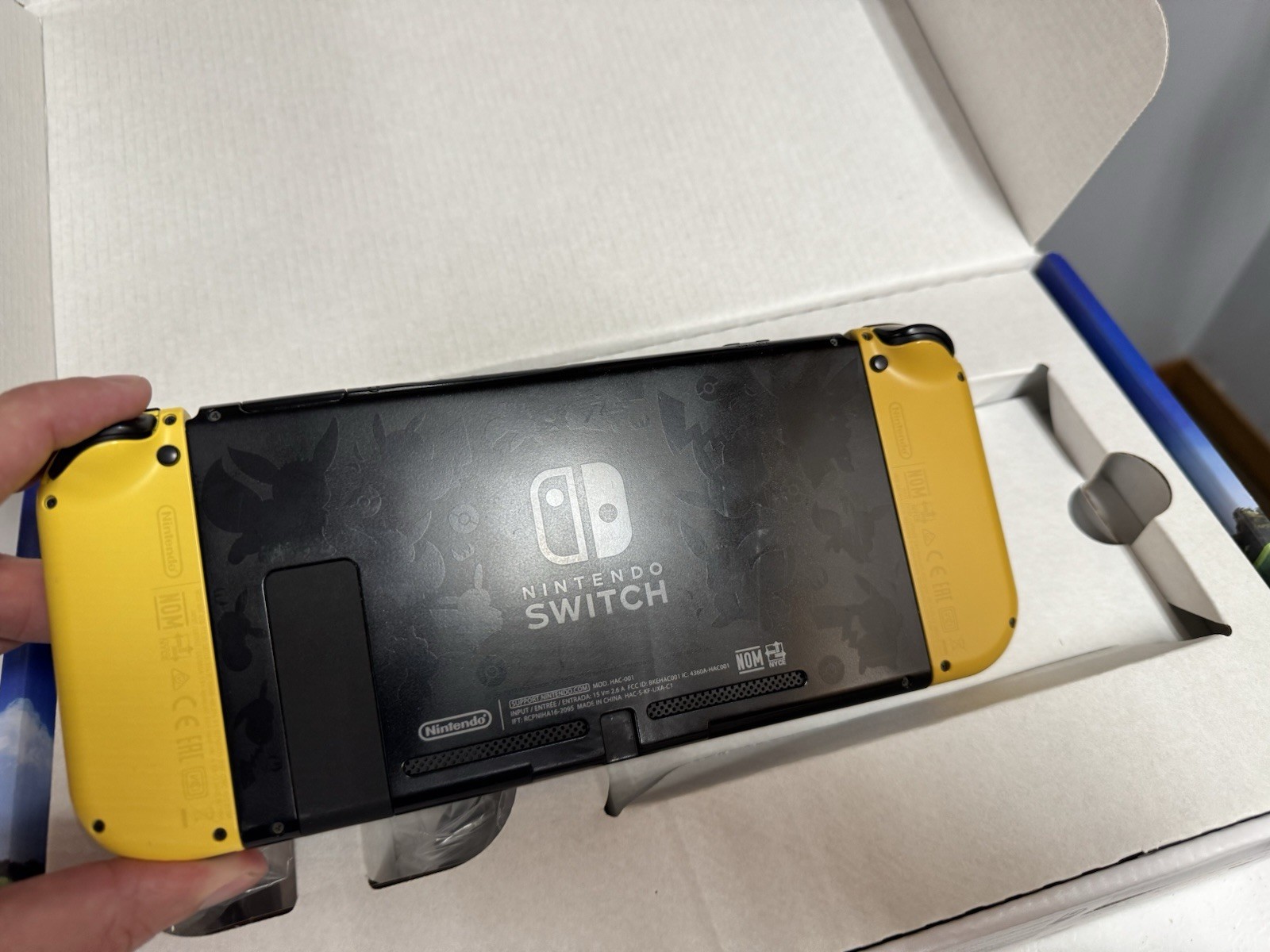 Nintendo Switch Pokemon: Let’s Go Pikachu Edition Console CIB + Box