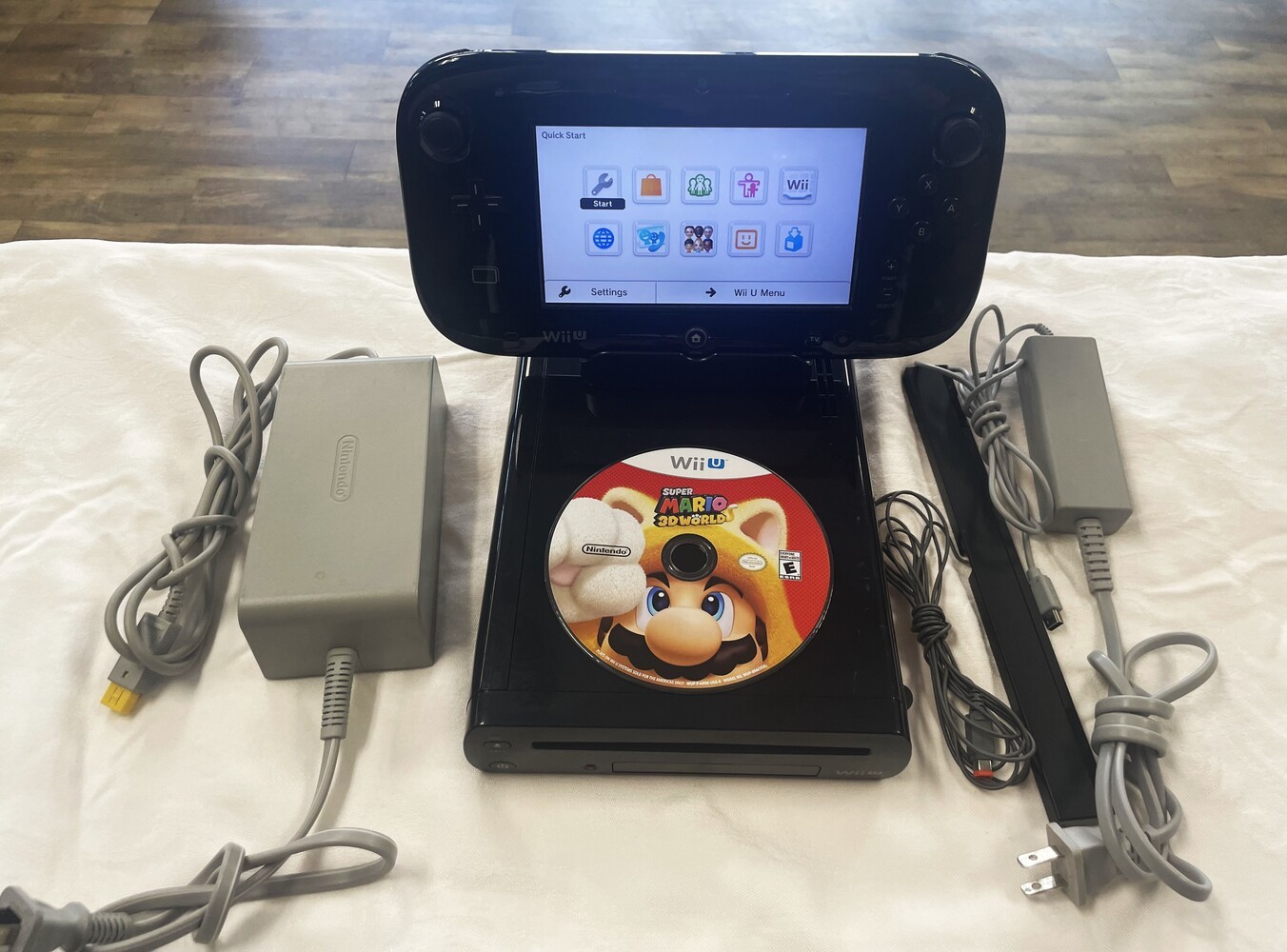 Nintendo Wii U Deluxe w Gamepad & Mario 3D World (300335)