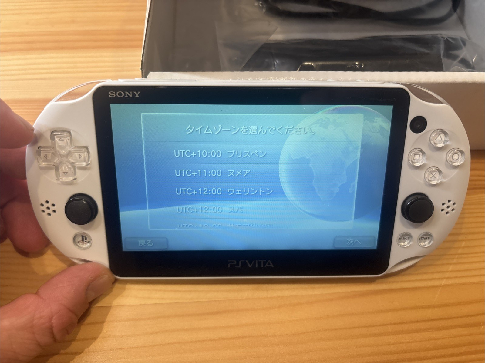 Sony PS Vita PCH-2000ZA22 1GB Glacier White Accessory complete Console Used