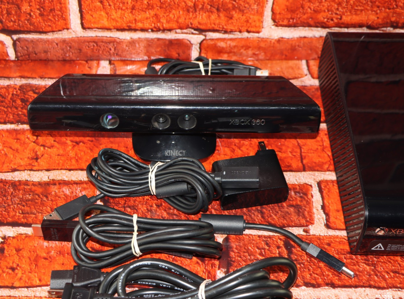 Xbox 360 E Console 4GB Bundle WORKING