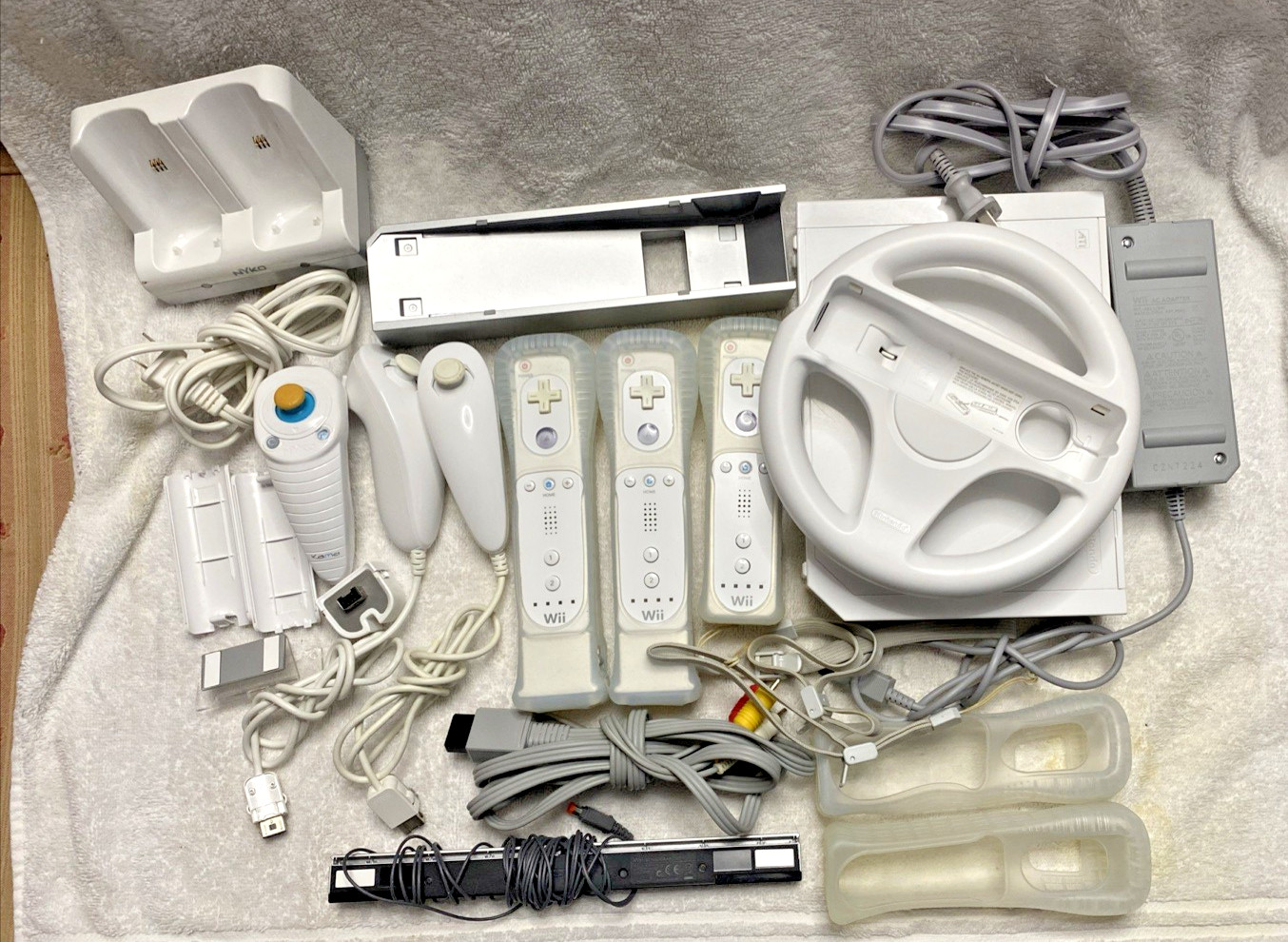 Nintendo Wii Console Bundle – White, 512MB, – Extra Controllers, Games