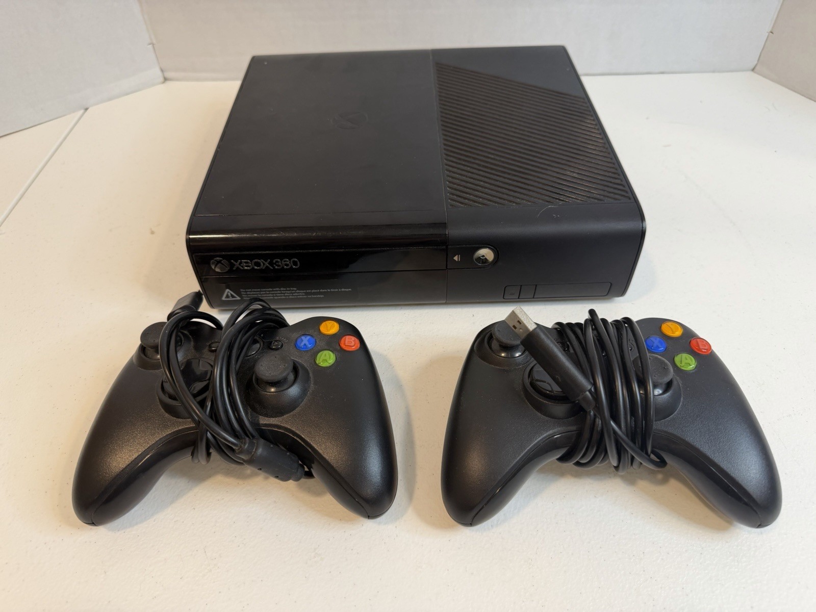 Microsoft Xbox 360 E Console Model 1538 Tested Powers On No HDD 2 Controllers