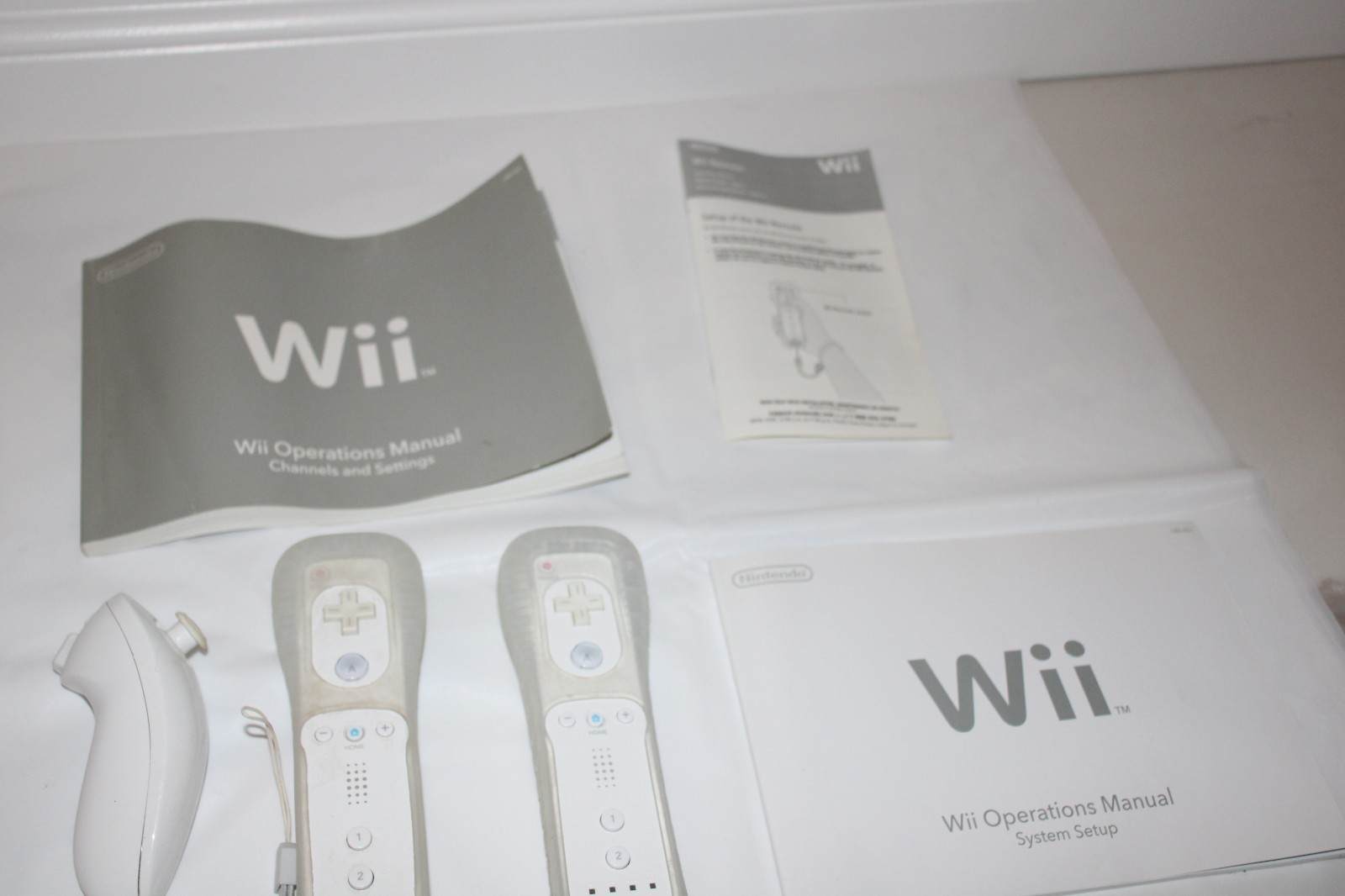 Wii Nintendo Console Bundle with 3 remotes, Gun and 4 Wii Games COMPLETED YSTEM