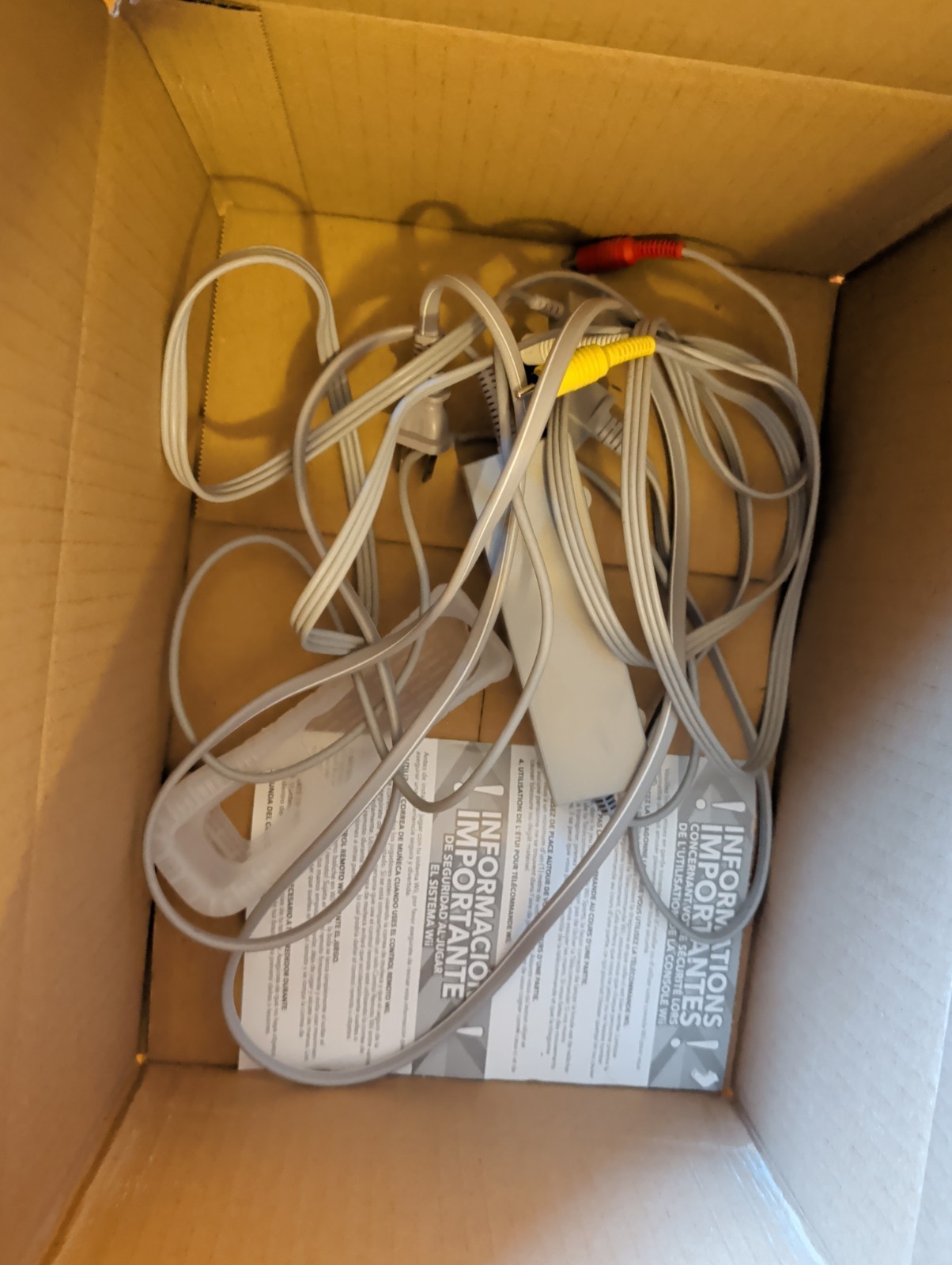 Nintendo Wii Console White RVL-001 bundle w/ Controllers, Cables, 3 games