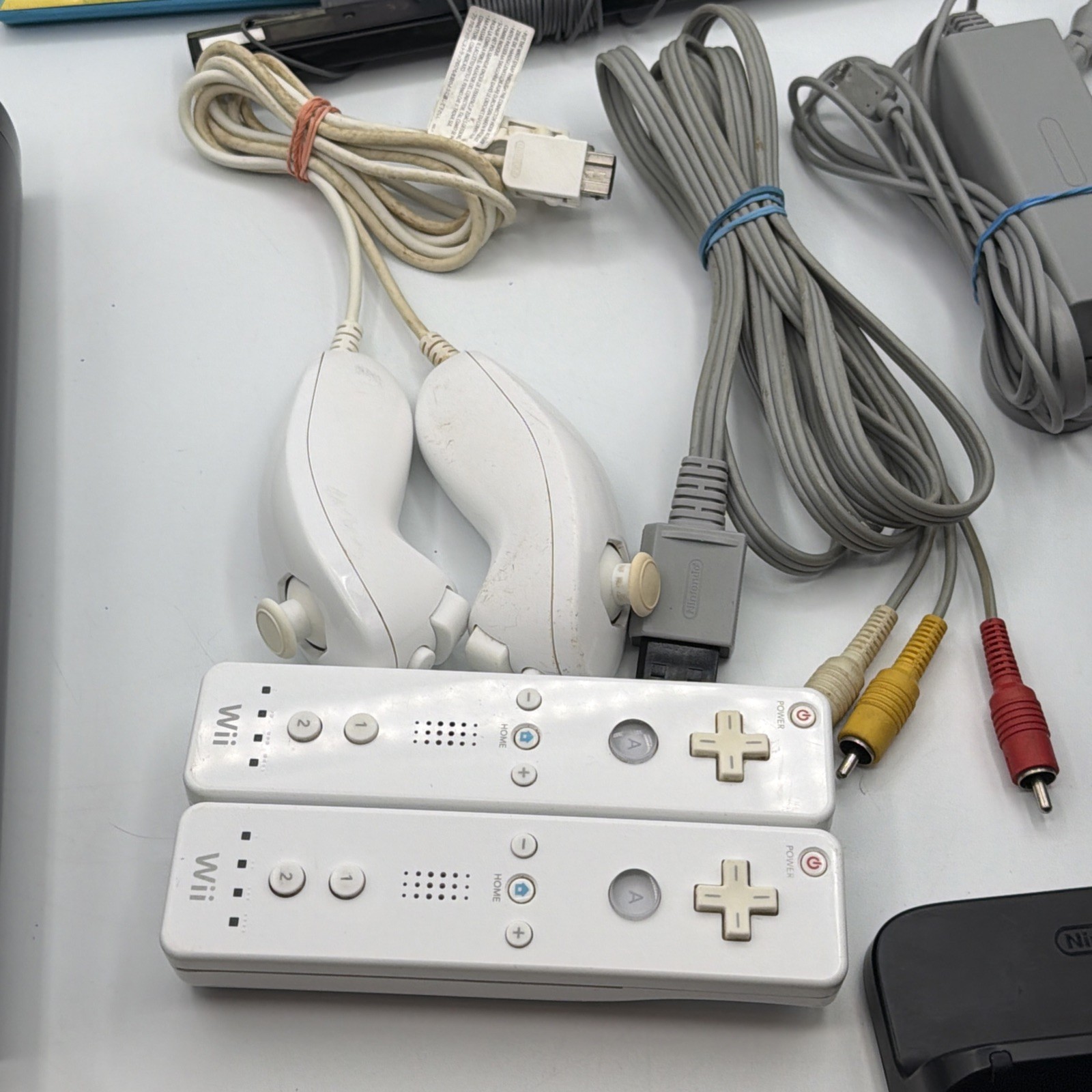 Nintendo Wii U Console Black Game Console Bundle Gamepad 32GB + Gamepad Charger