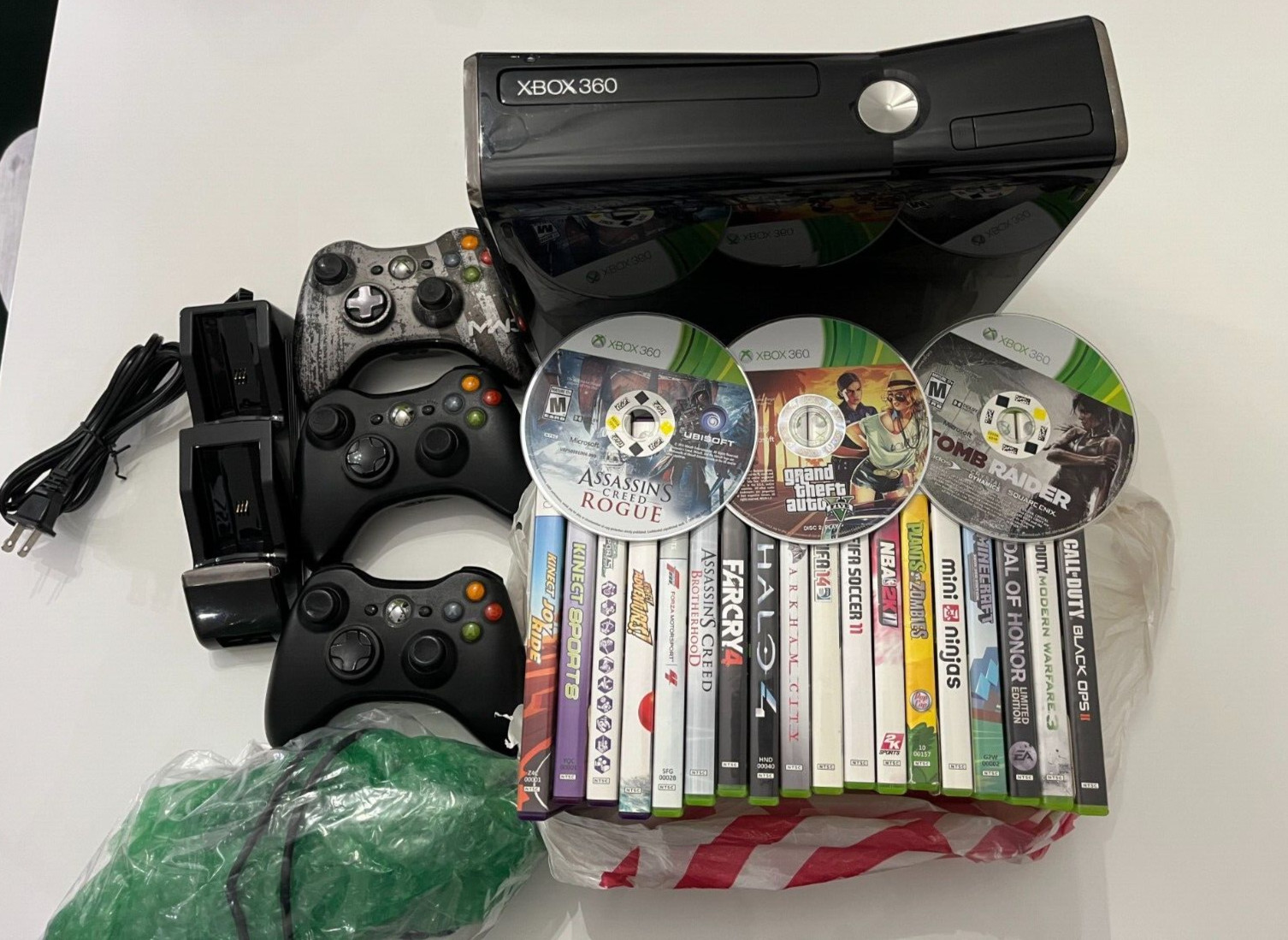 Xbox 360 250gb with Kinect with 21 games and 3 controllers