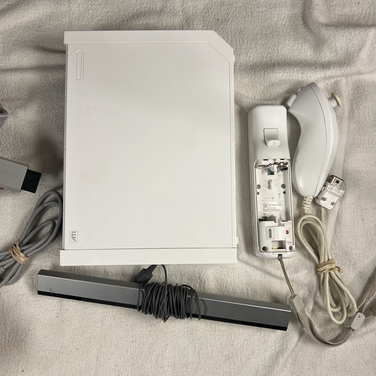 Nintendo Wii RVL-001 512 MB Home Console Bundle 5 Games