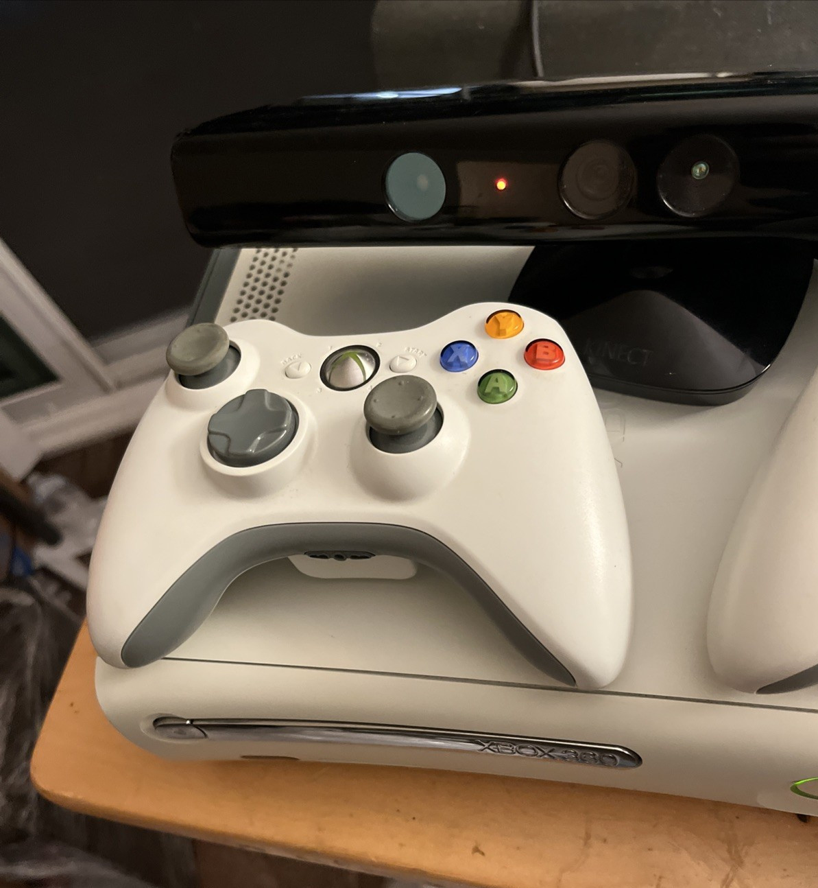 XBox 360 60GB White Bundle Controllers Kinect 2 Games AV Cable Tested