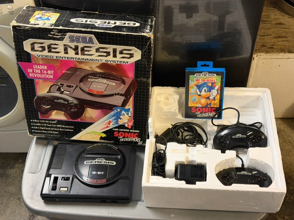 Sega Genesis Console, 2 controllers Box Not For Resale Sonic 1 Working