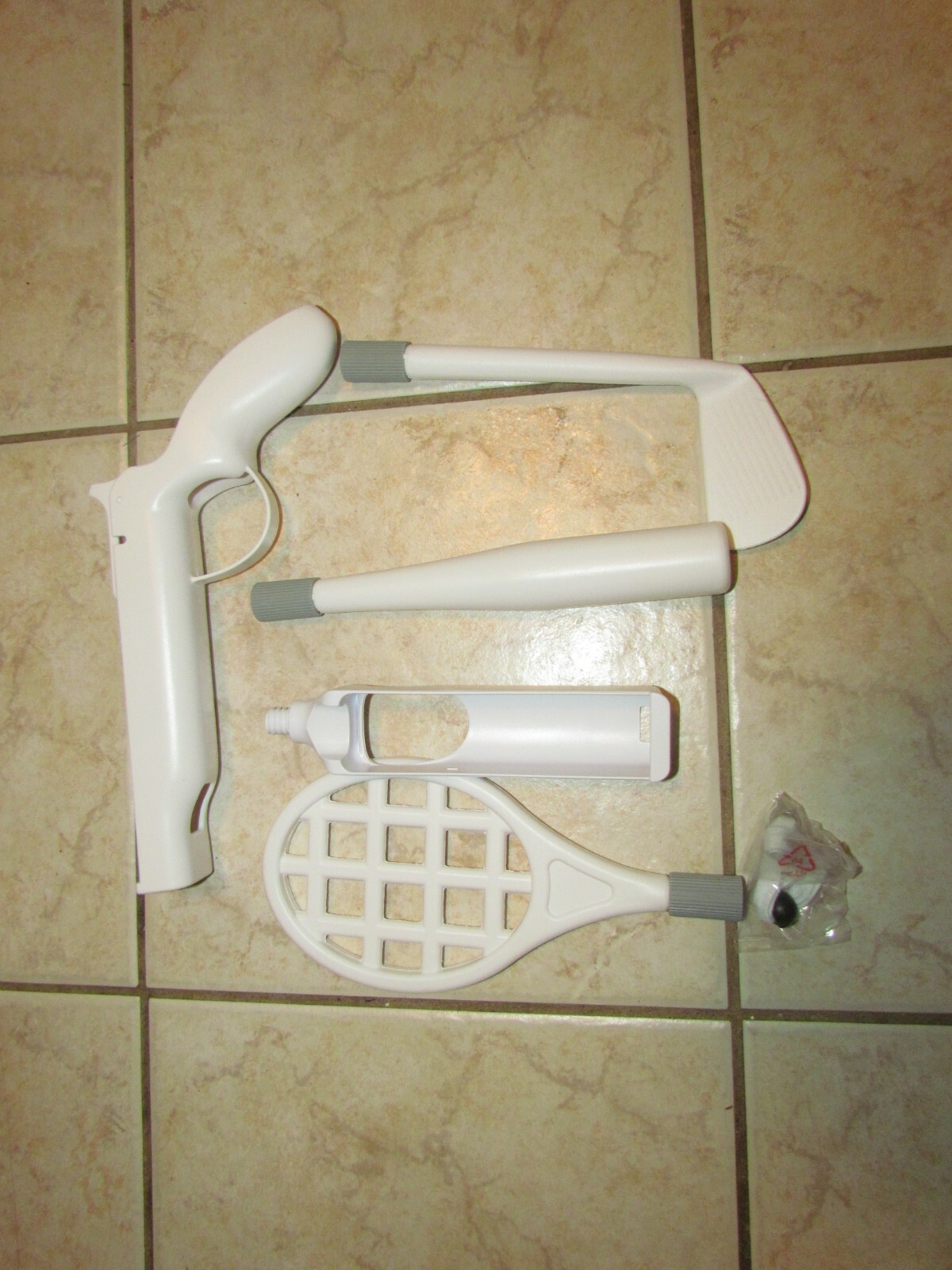 Nintendo WII Bundle Console 2 REMOTES NUNCHUCK 5 GAMES SPORTS GLOVES ZAPPER