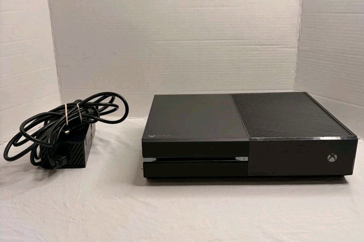 Microsoft Xbox One 1540 (Model 1540) 500GB Video Game Console (Heavy Scratches)