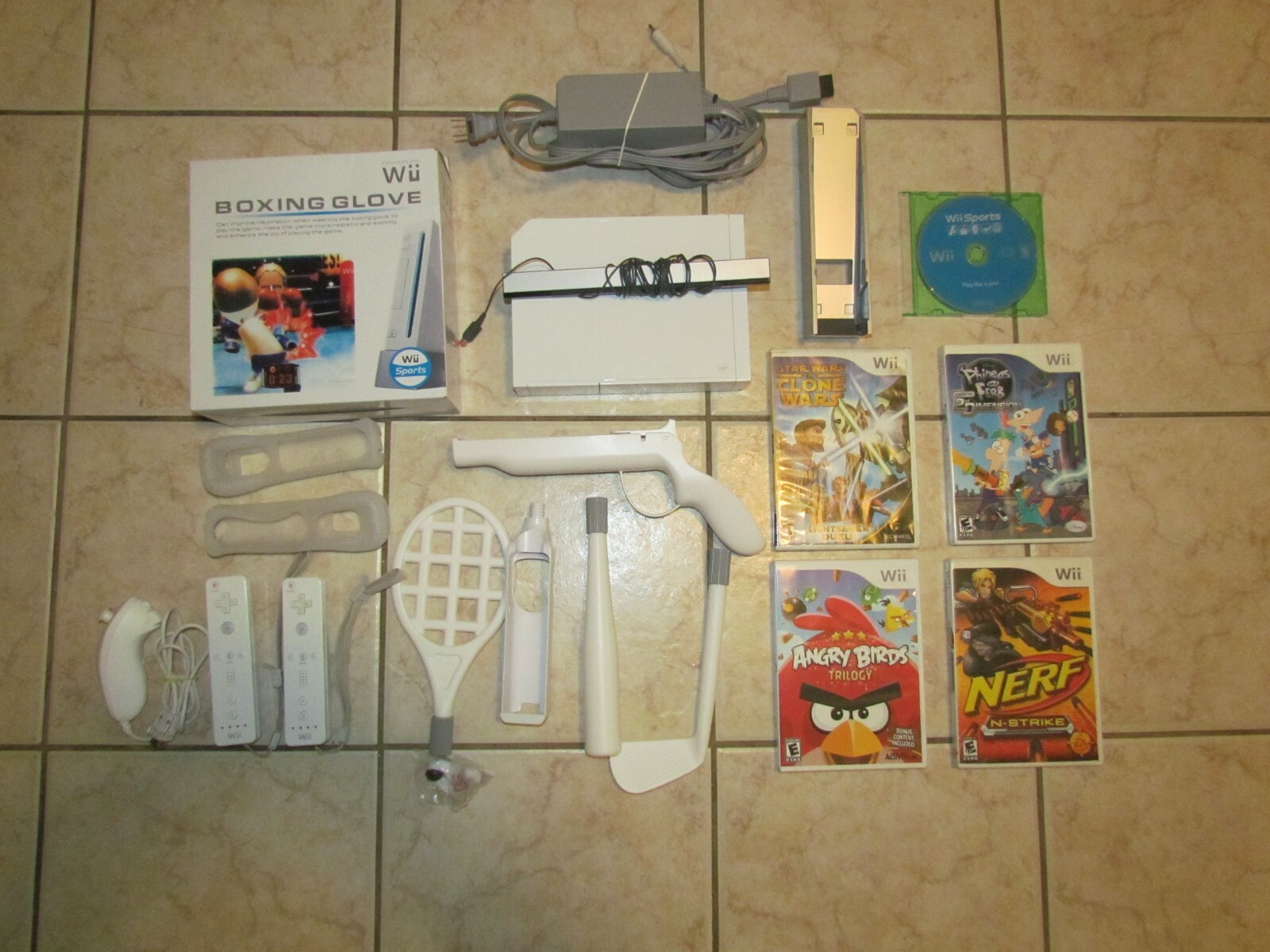 Nintendo WII Bundle Console 2 REMOTES NUNCHUCK 5 GAMES SPORTS GLOVES ZAPPER