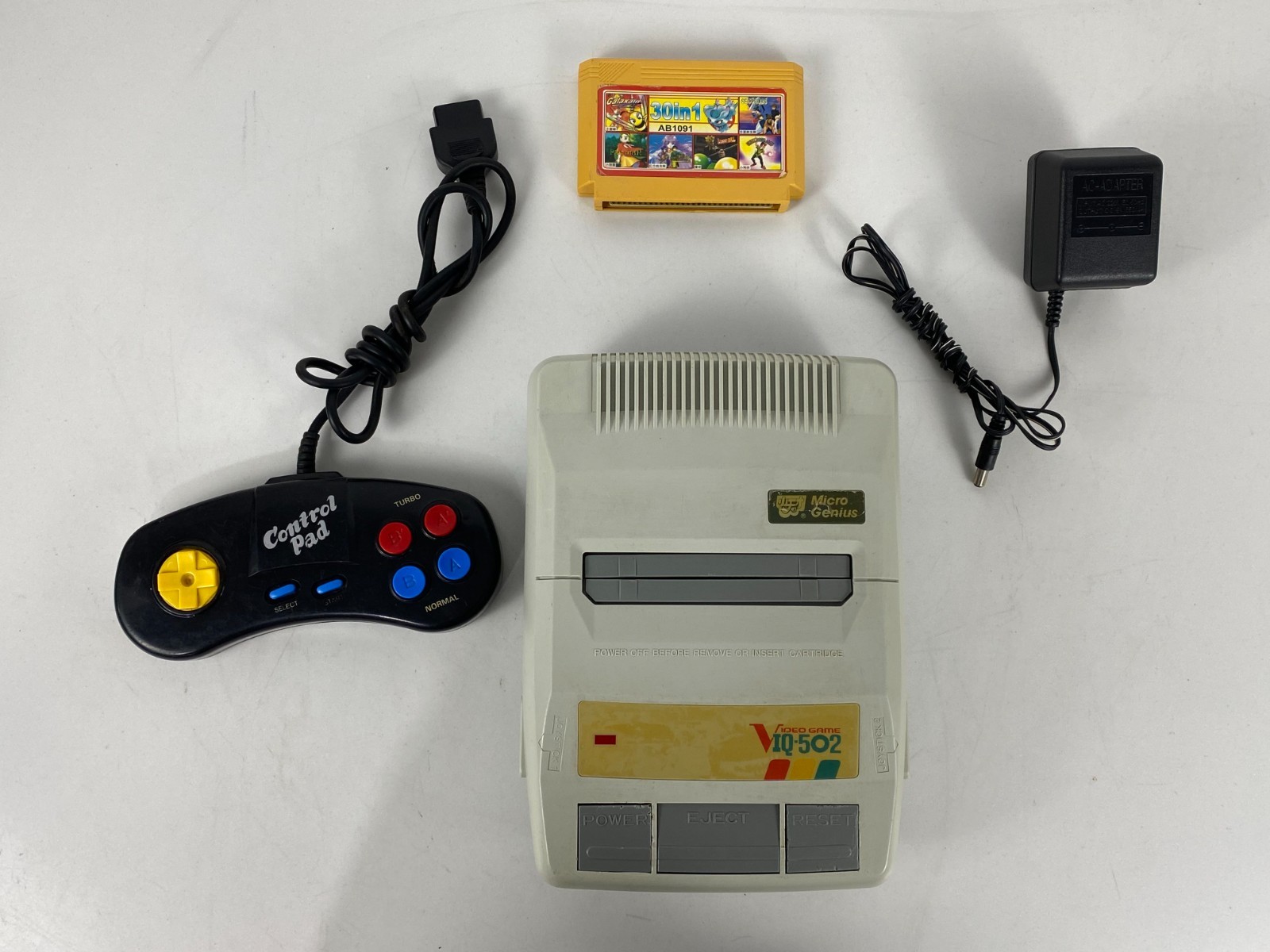 Micro Genius VIQ-502 PAL Famiclone Famicom Video Game Console كمبيوتر العائله