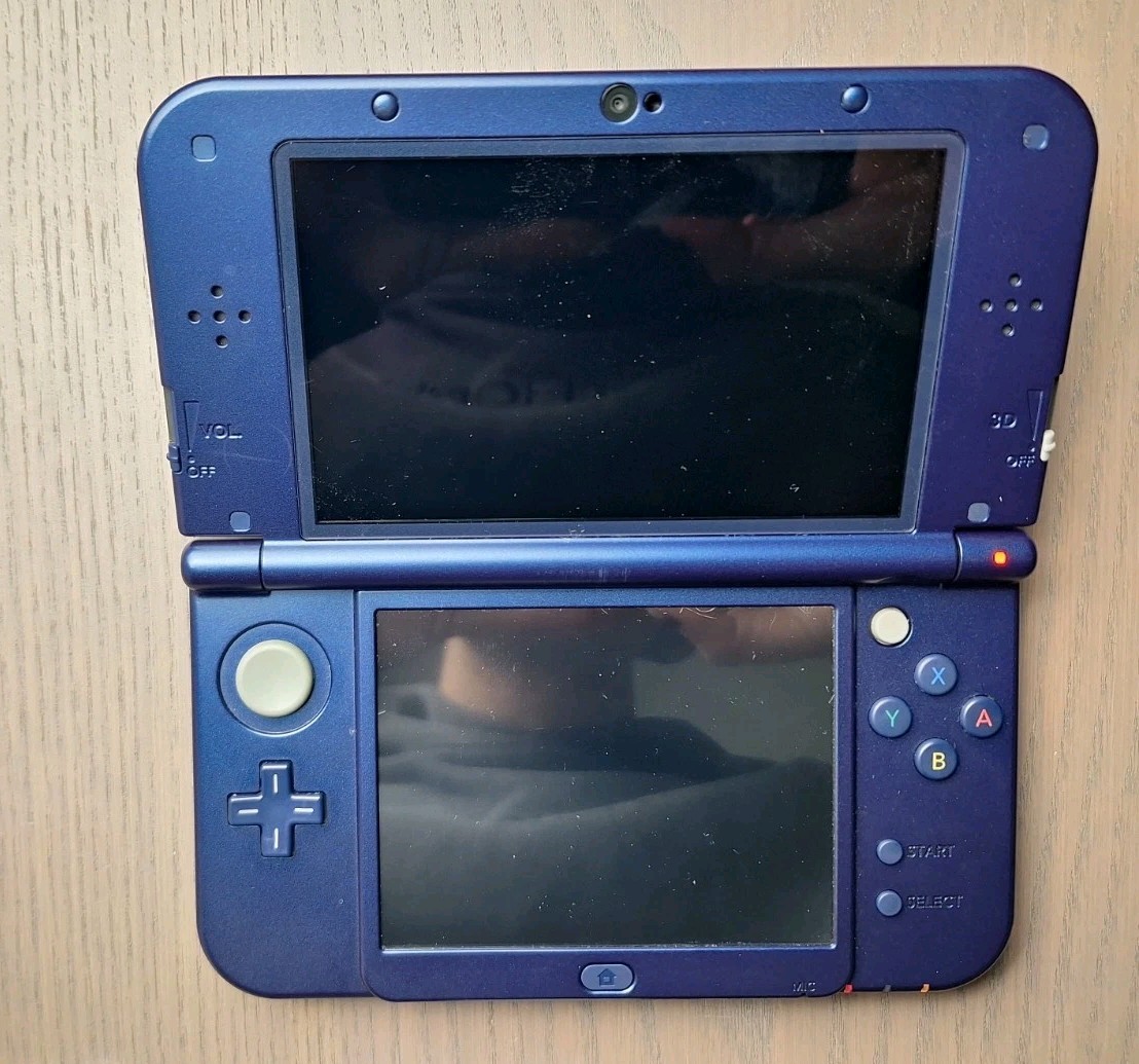 New Nintendo 3DS XL Metallic Blue Charger + 32GB SD Card | Region Free CIB