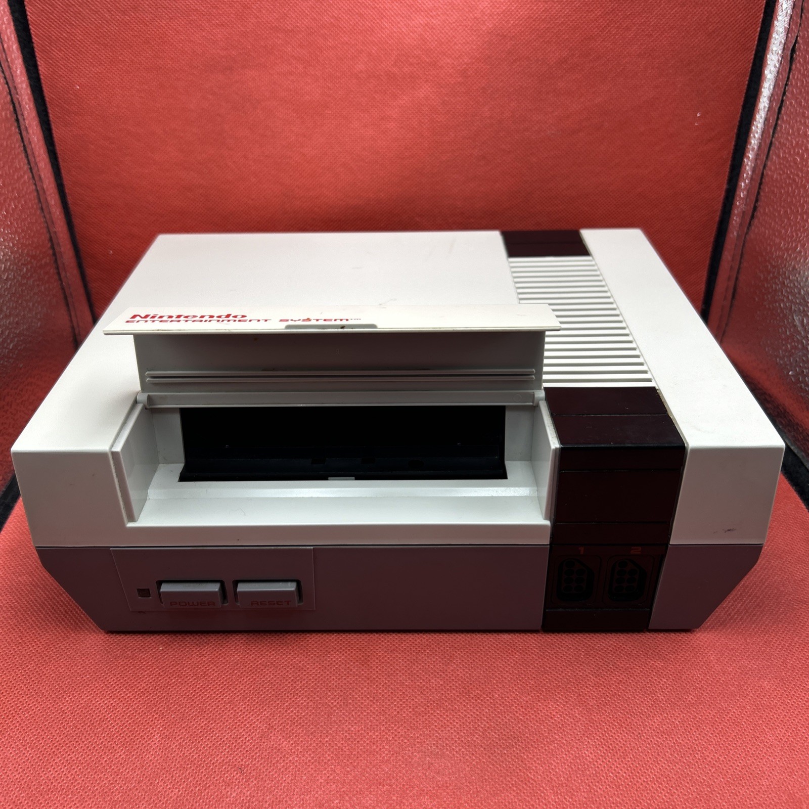 Nintendo Entertainment System NES Action Set CIB Box With Zapper And Game