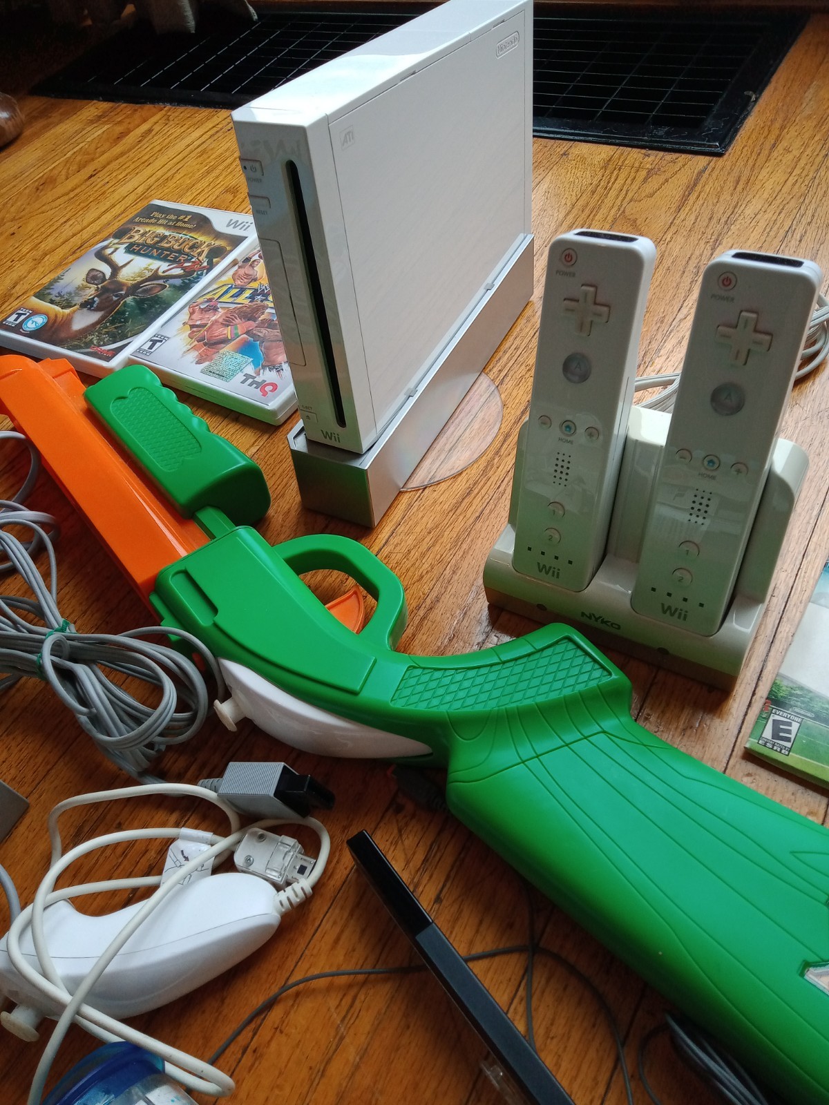 nintendo wii console bundle 2 controllers 2 nunchucks 2 games box WII sports