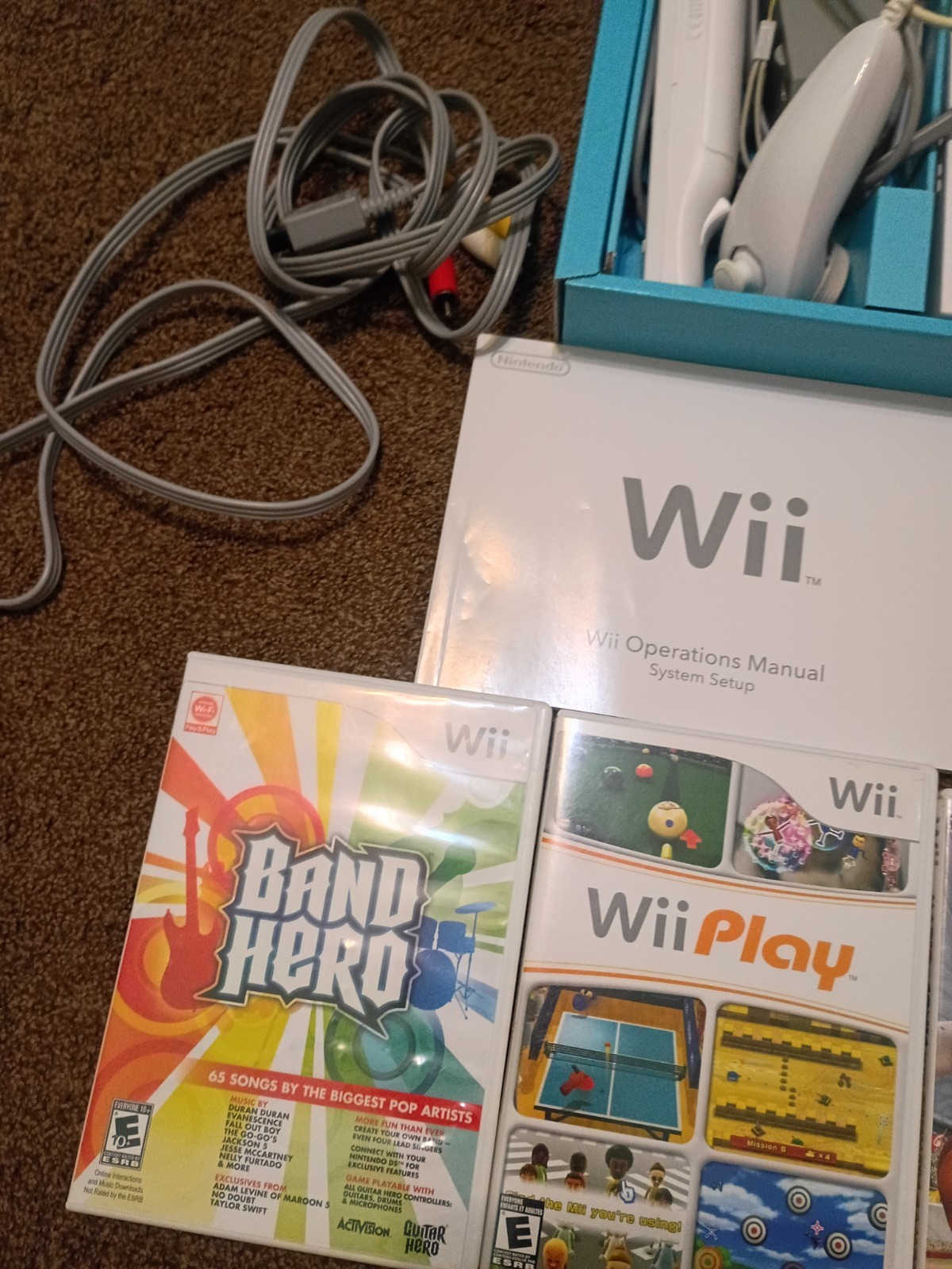 Nintendo Wii Console – White w/original box, cables, remotes, sensors & 4 Games