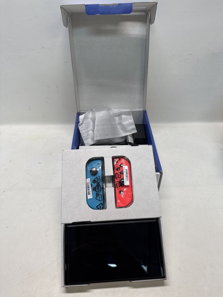 NINTENDO SWITCH HEG-001 OLED IN ORIGINAL BOX