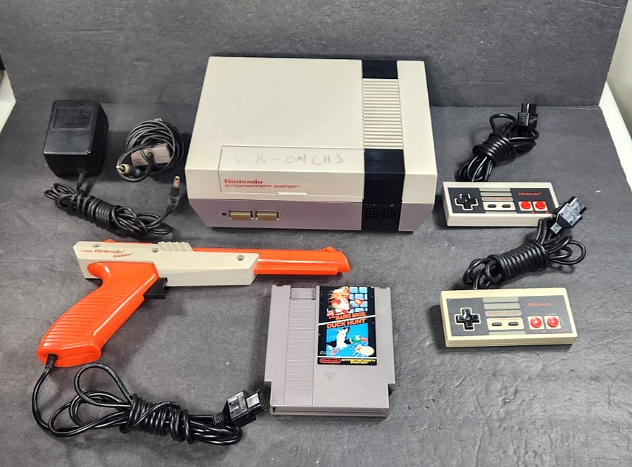 VINTAGE 1985 NINTENDO NES-001 CONTROL DECK BUNDLE MARIO GAME 2 CONTROLLERS GUN