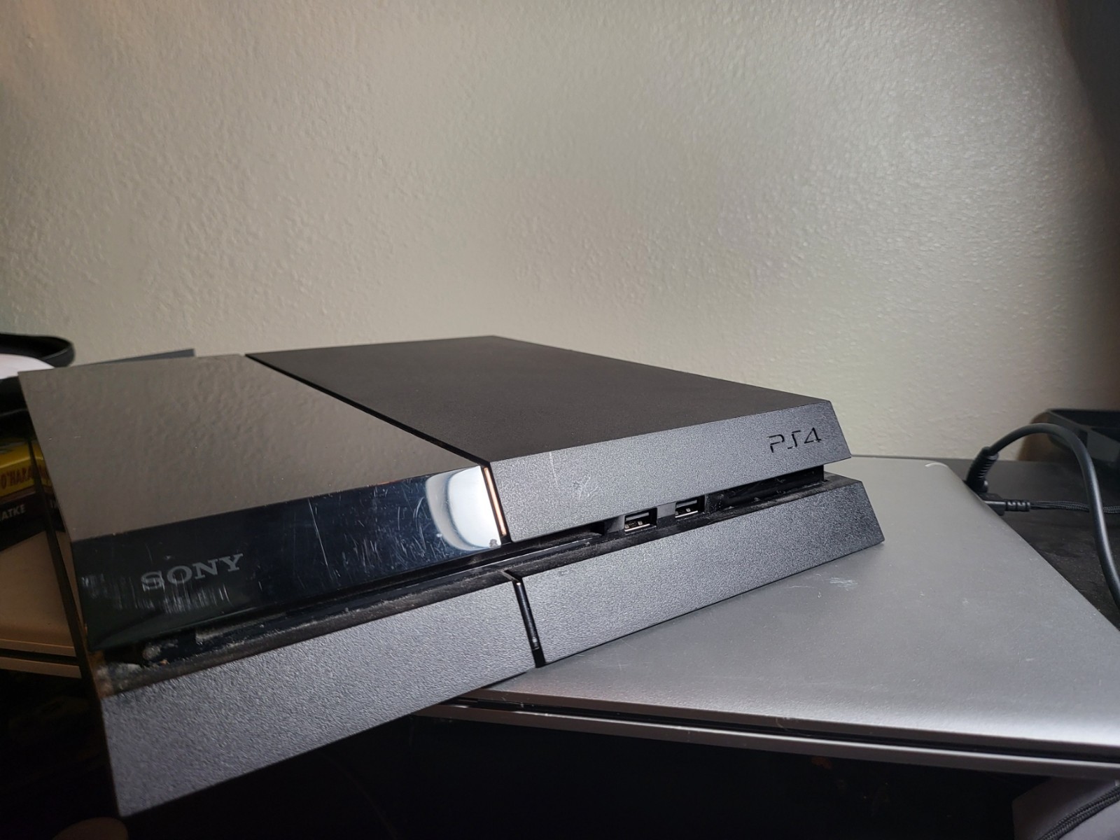 Sony PS4 500gb Jet Black Console P.T with over 150$ of games pre installed.