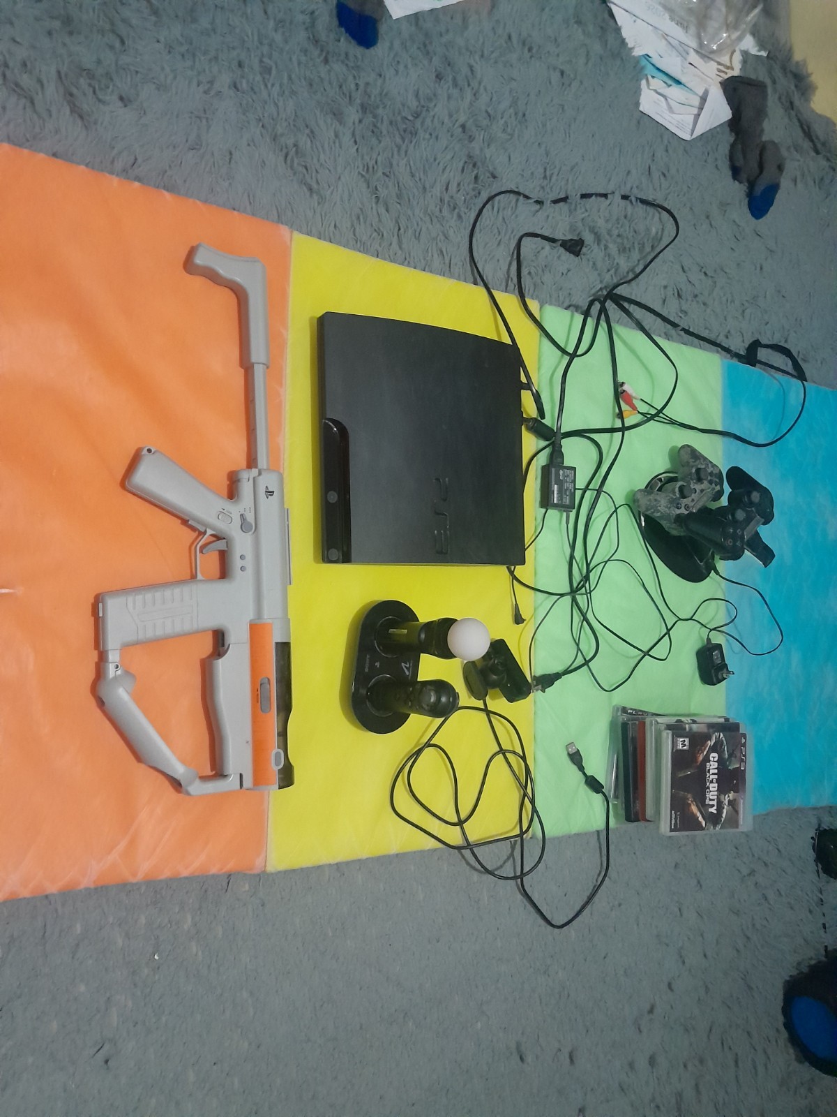 Sony PS3 Slim 320GB, 2 DS Controls/charger, MOVE Motion Gun/remote/cam, 8 Games