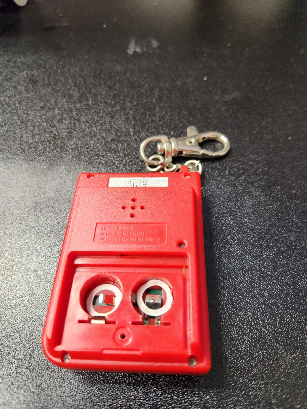 RARE 1998 Nintendo Mini Classic – Red Fire Keychain Game (Stadlbauer)