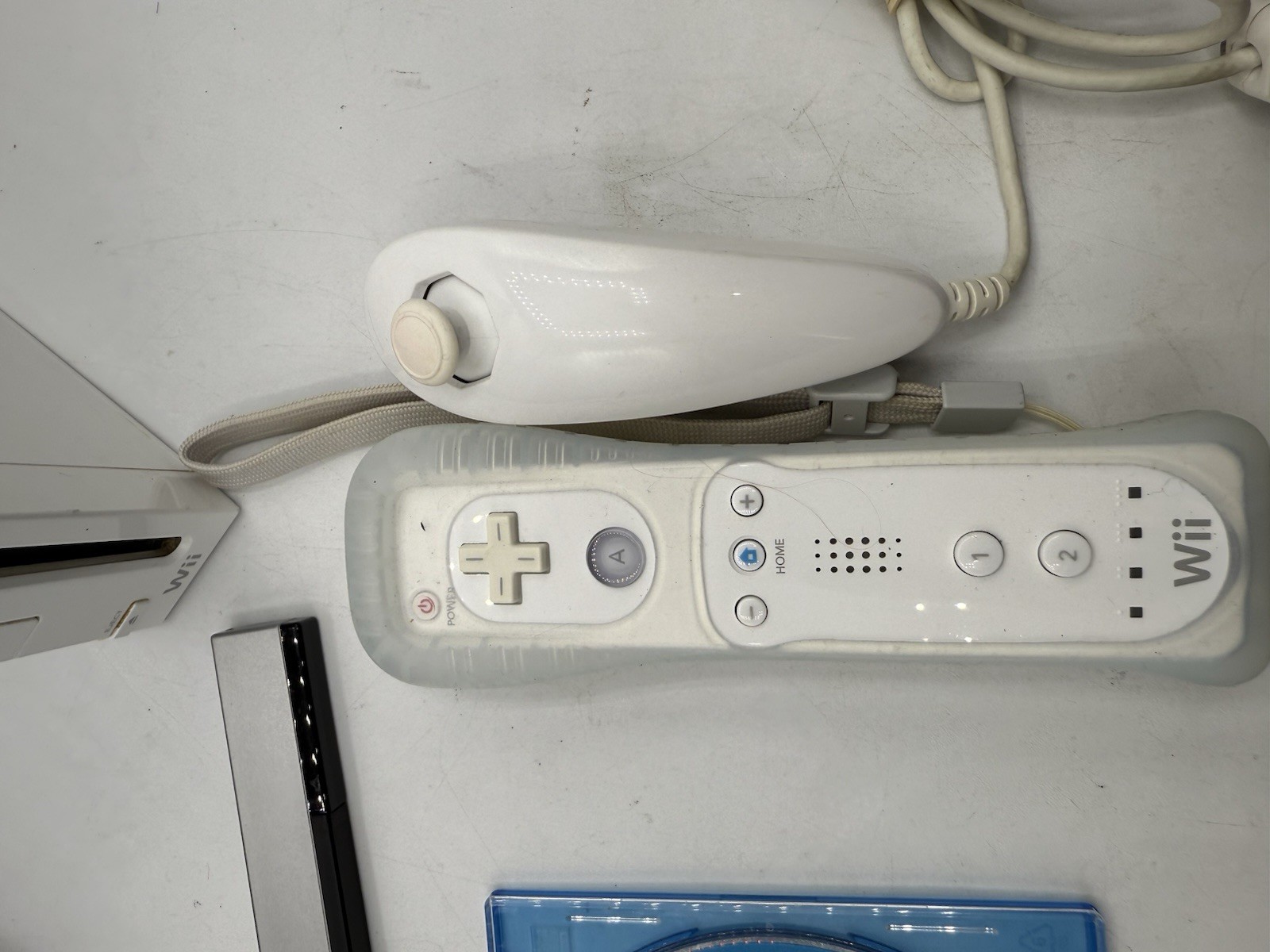 Complete Nintendo Wii Console Bundle with Wii Sports, Controller, Nunchuck White