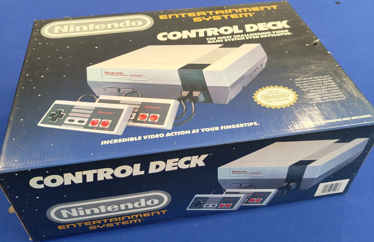 Nintendo Entertainment System Control Deck NES Console Two Controllers Complete!