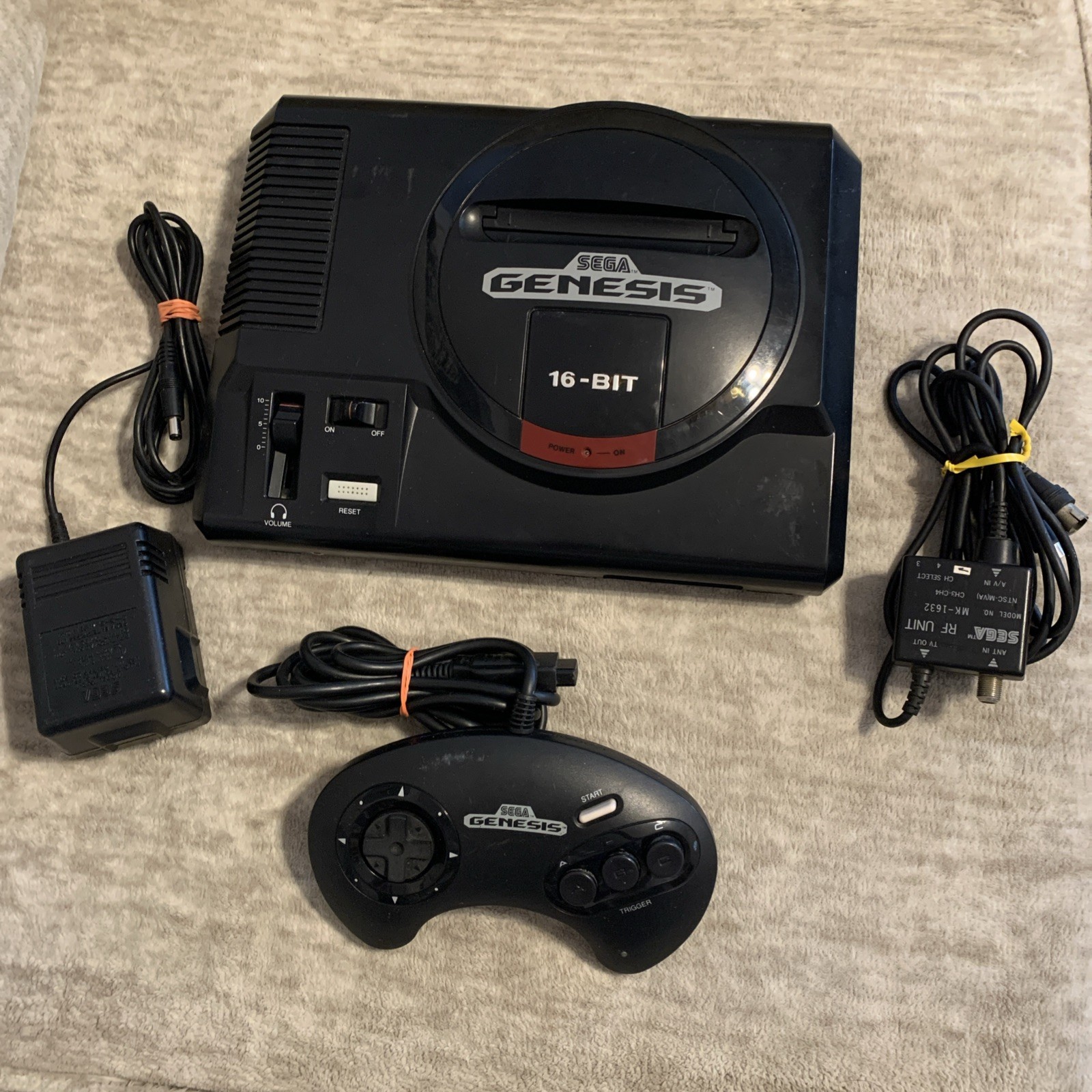 SEGA Genesis 16-Bit MK-1601 Video Game Console Tested/Works