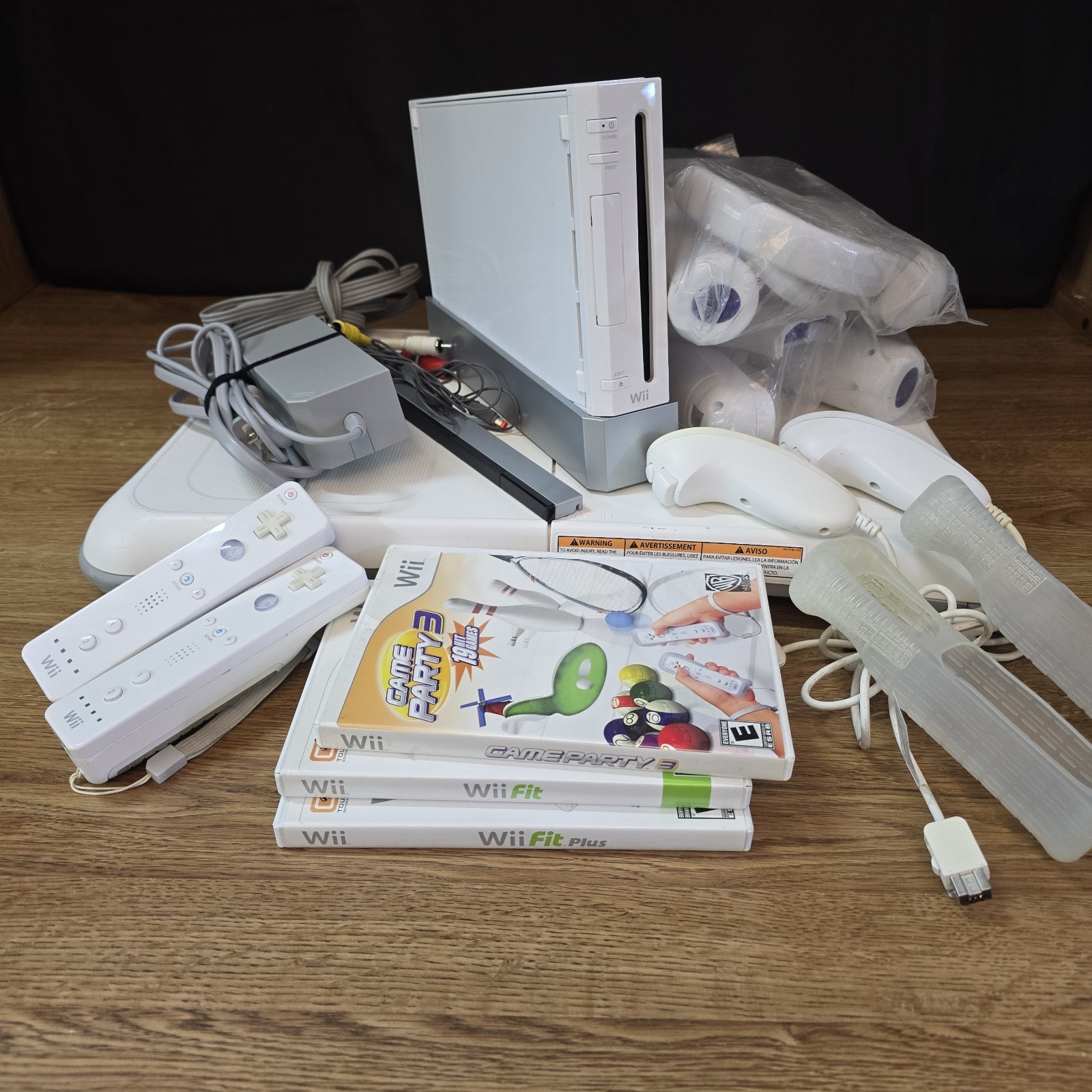 NINTENDO WII CONSOLE SYSTEM BUNDLE BOARD Sports ,Game Party 3, Fit & Plus