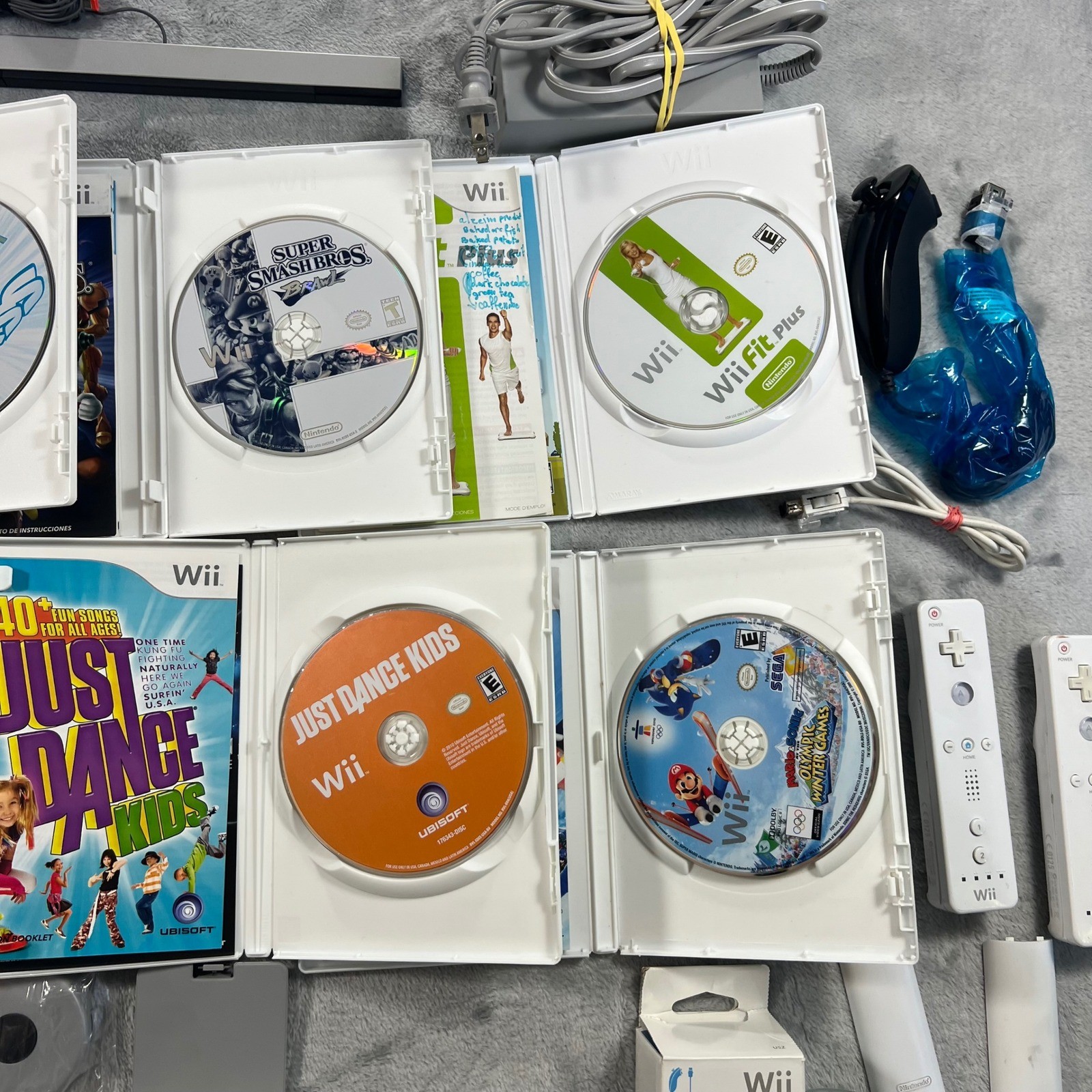 Nintendo Wii Bundle White Console 6 Games 2 Remotes Nunchucks Balance Board